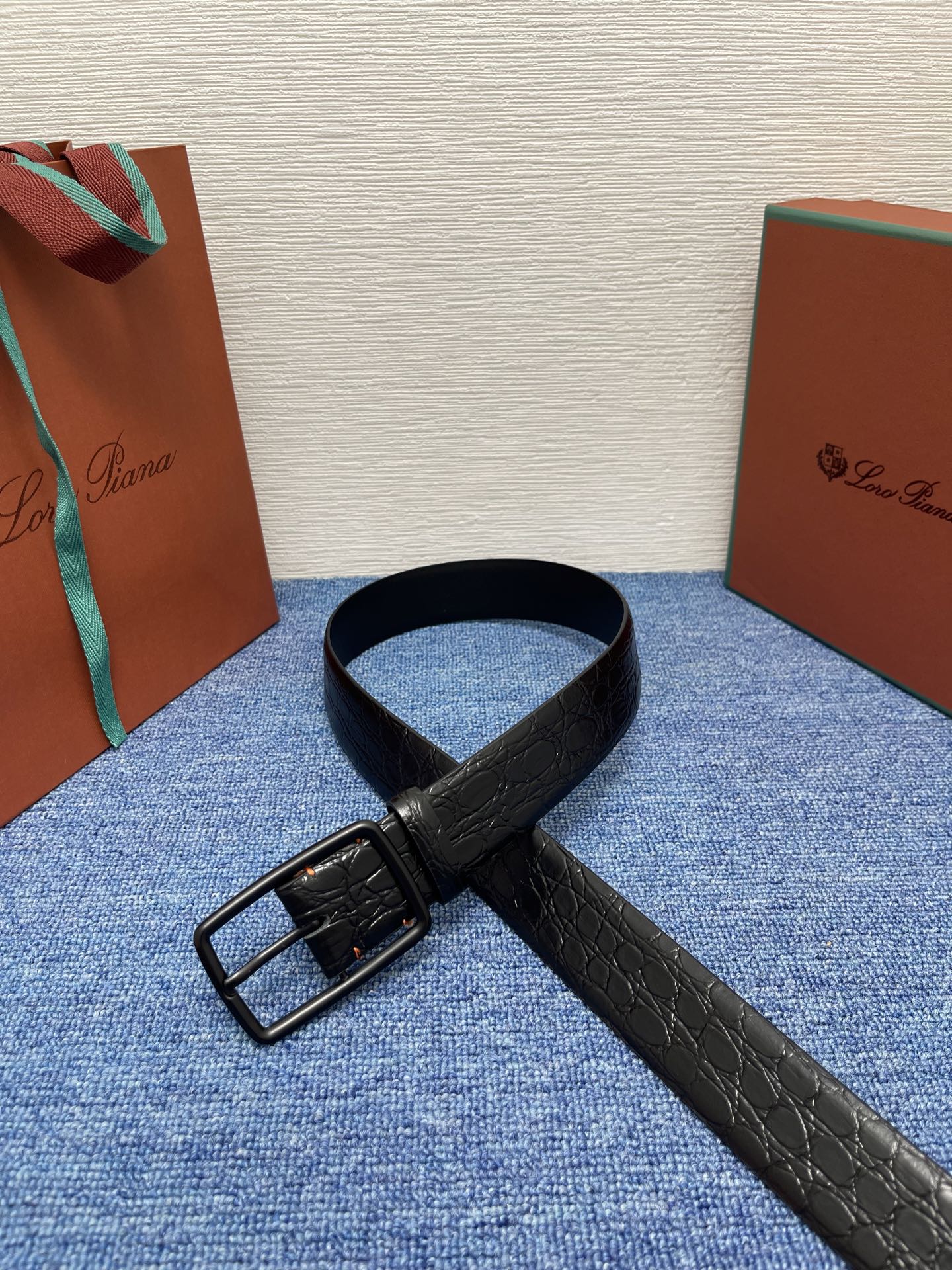 品牌：Loro Piana（诺悠翩雅）
正品尺寸经典男士休闲腰带，柔软alsavel制成，镀钯金属扣带有
