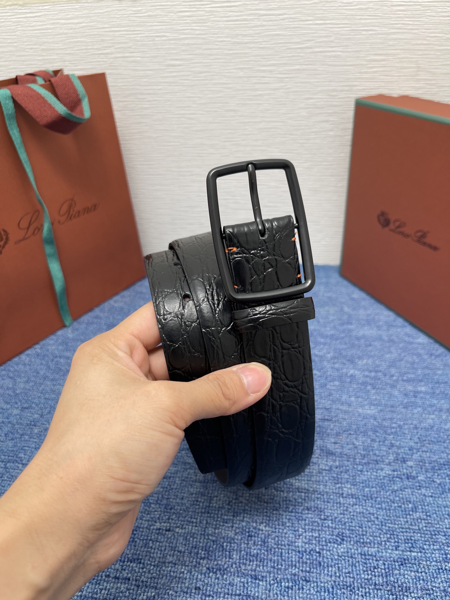 品牌：Loro Piana（诺悠翩雅）
正品尺寸经典男士休闲腰带，柔软alsavel制成，镀钯金属扣带有
