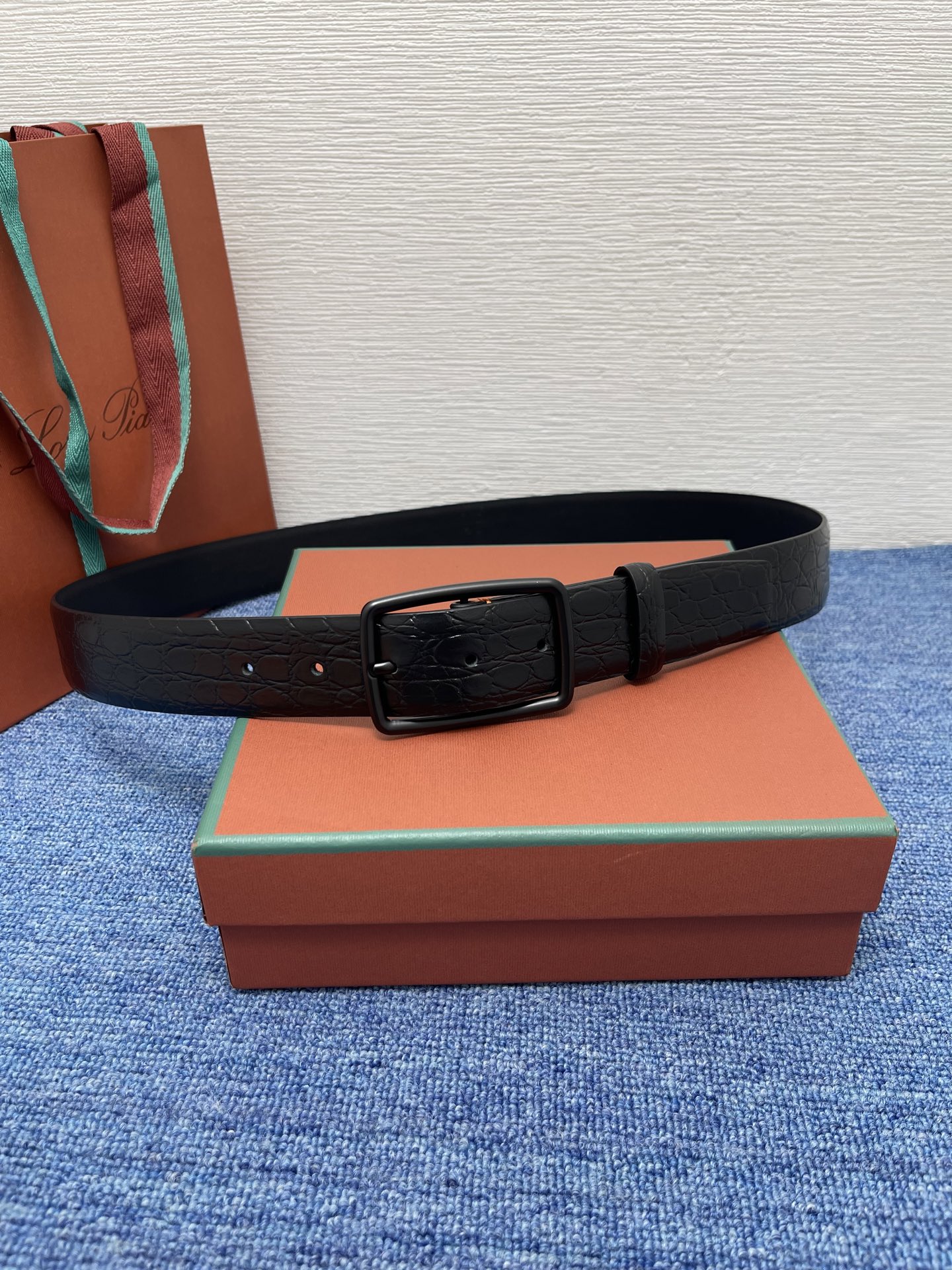 品牌：Loro Piana（诺悠翩雅）
正品尺寸经典男士休闲腰带，柔软alsavel制成，镀钯金属扣带有