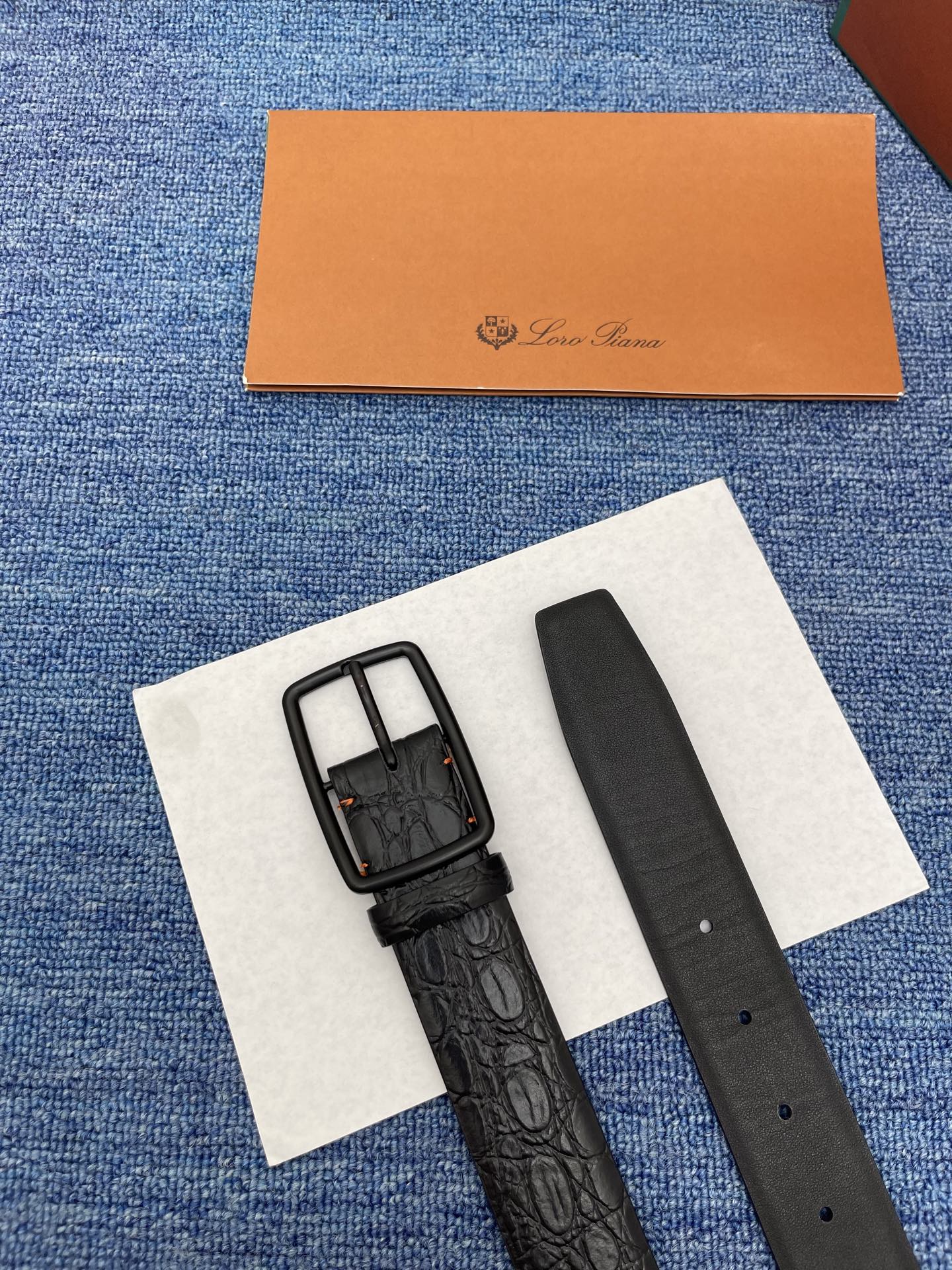 品牌：Loro Piana（诺悠翩雅）
正品尺寸经典男士休闲腰带，柔软alsavel制成，镀钯金属扣带有