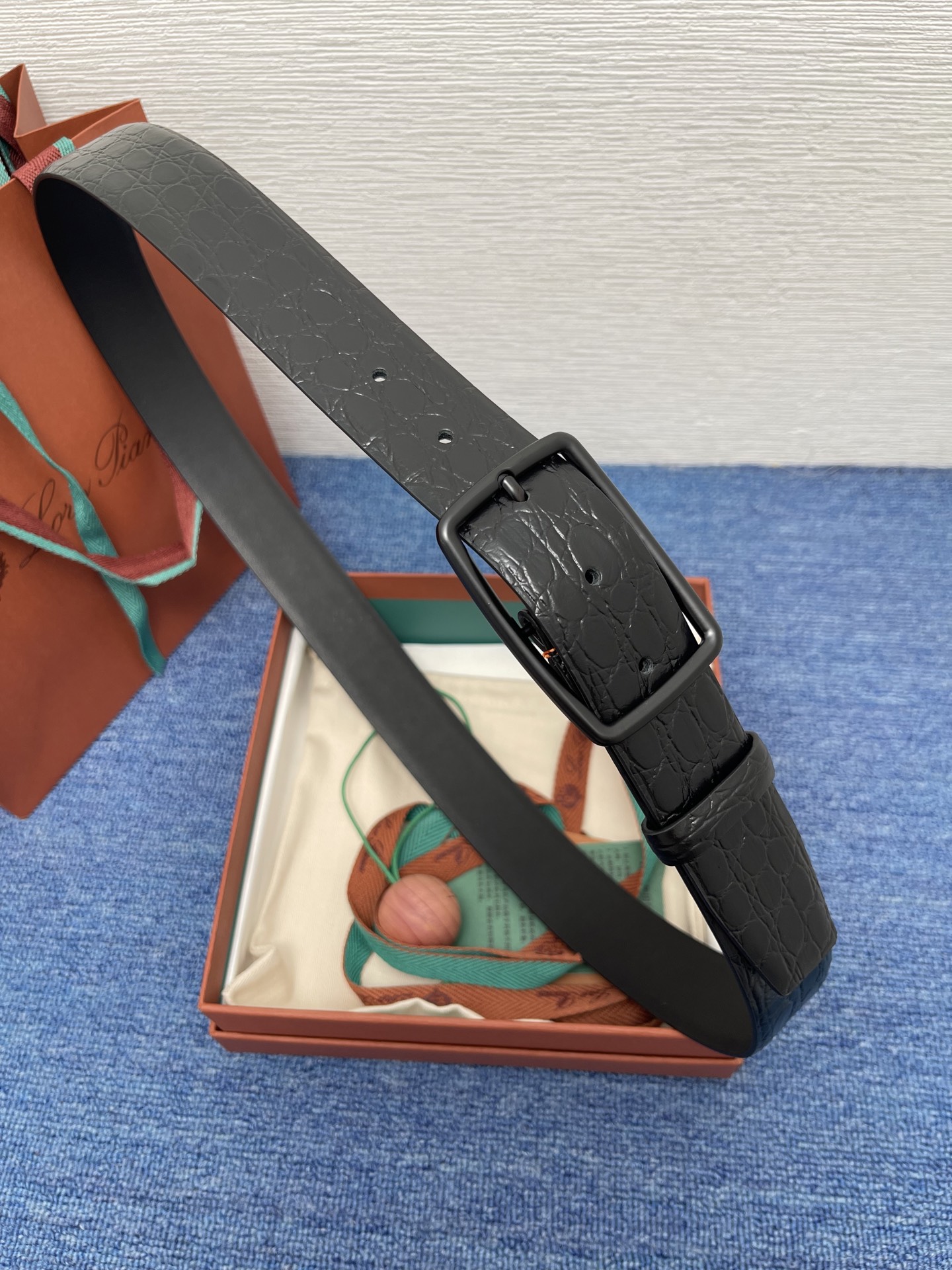 品牌：Loro Piana（诺悠翩雅）
正品尺寸经典男士休闲腰带，柔软alsavel制成，镀钯金属扣带有