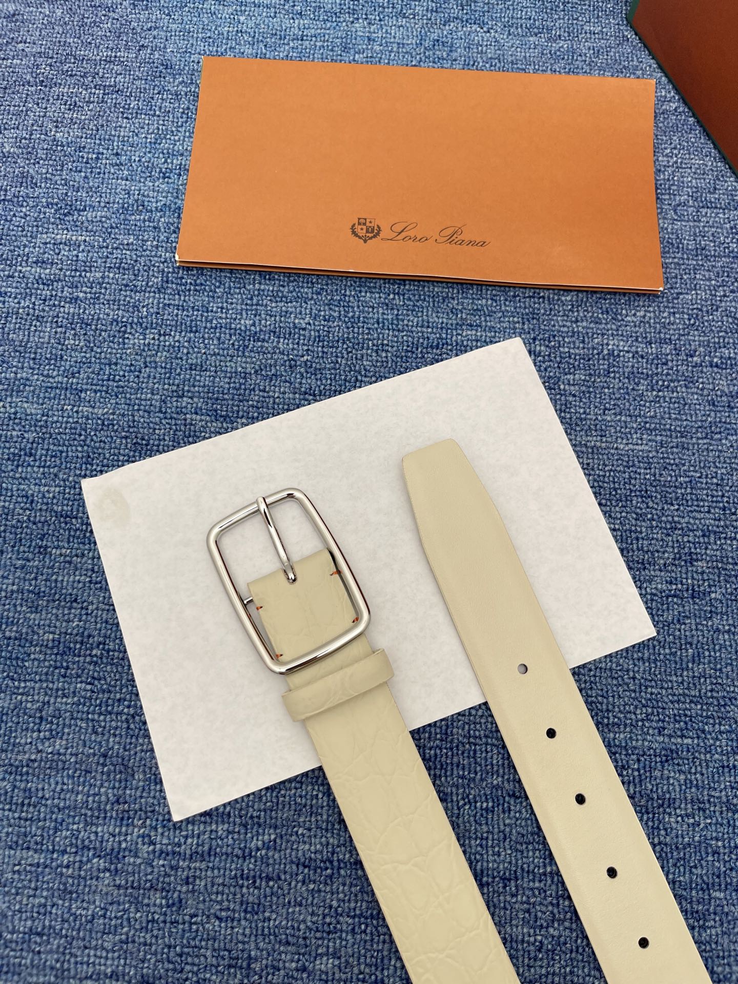 品牌：Loro Piana（诺悠翩雅）
正品尺寸经典男士休闲腰带，柔软alsavel制成，镀钯金属扣带有