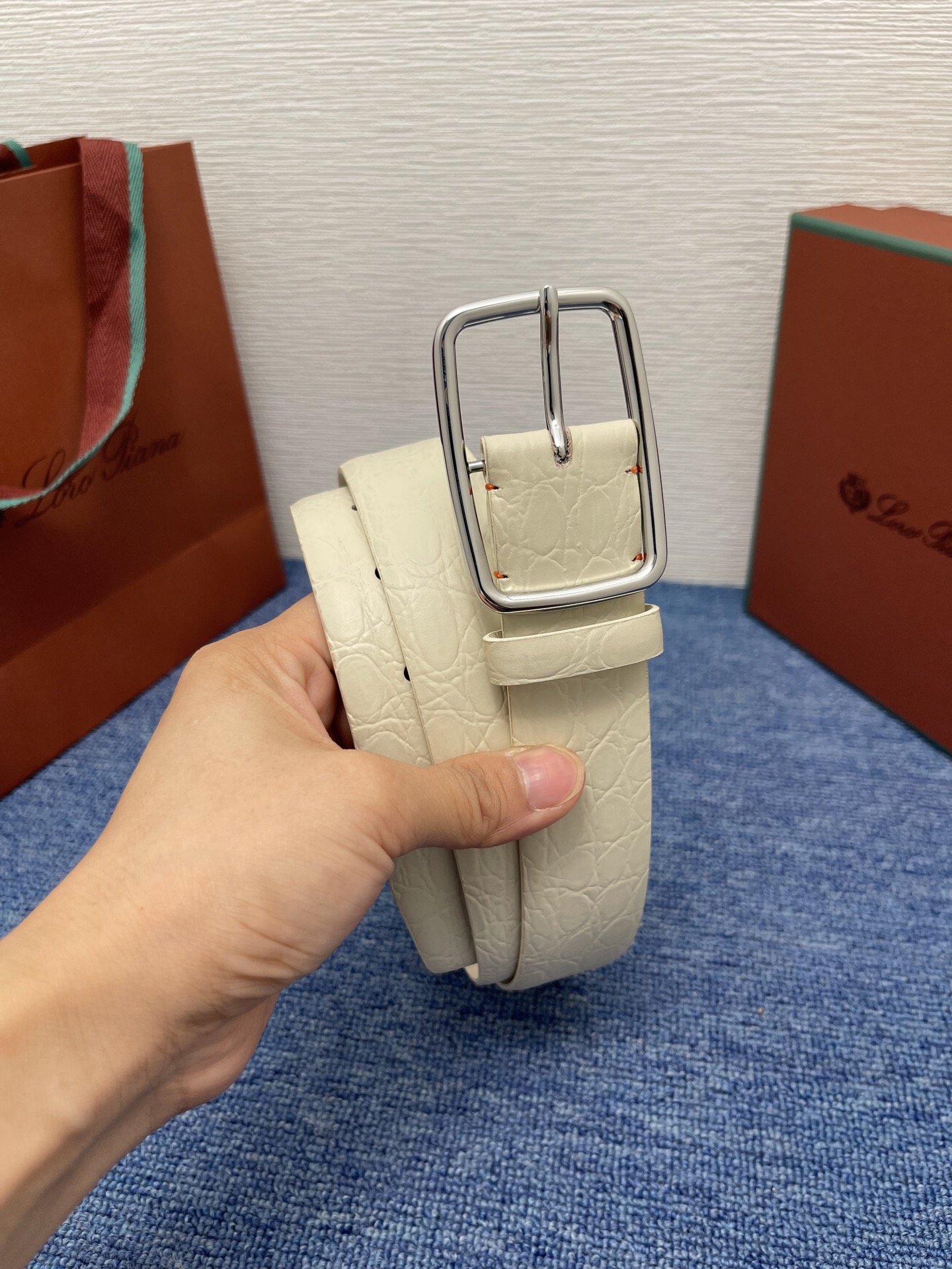 品牌：Loro Piana（诺悠翩雅）
正品尺寸经典男士休闲腰带，柔软alsavel制成，镀钯金属扣带有