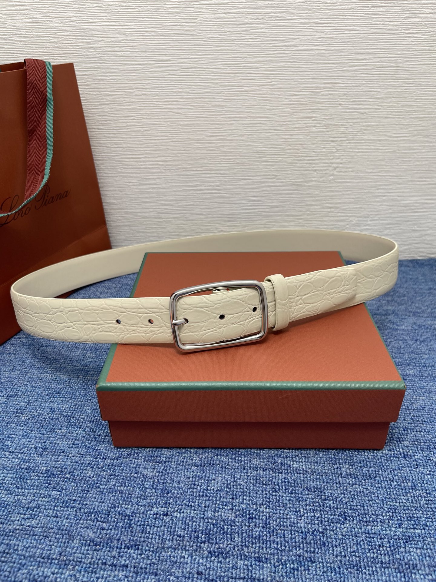 品牌：Loro Piana（诺悠翩雅）
正品尺寸经典男士休闲腰带，柔软alsavel制成，镀钯金属扣带有
