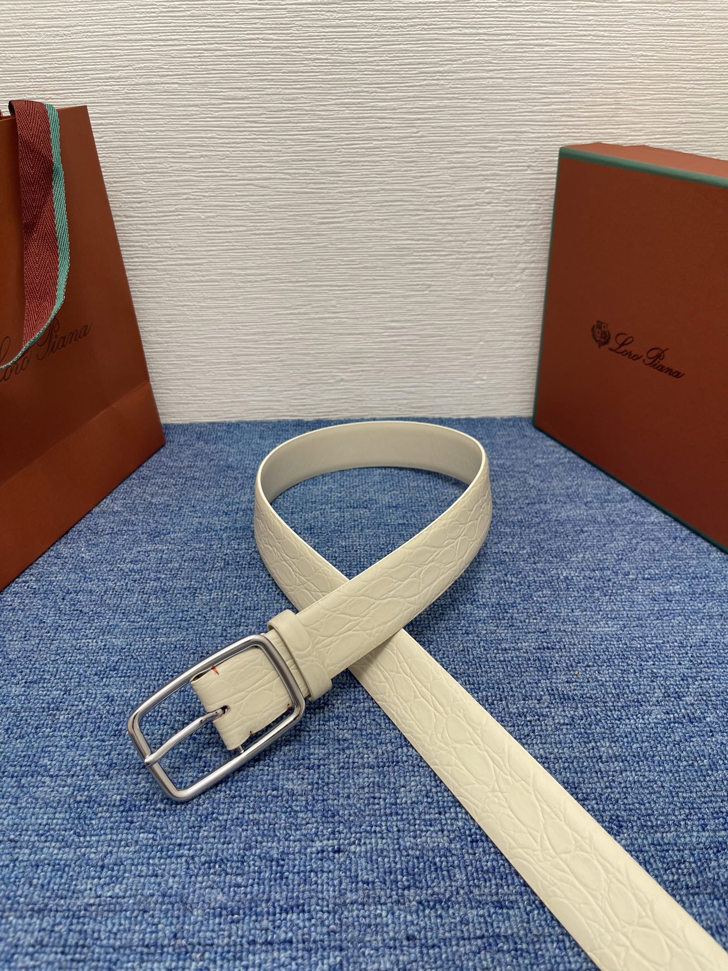 品牌：Loro Piana（诺悠翩雅）
正品尺寸经典男士休闲腰带，柔软alsavel制成，镀钯金属扣带有
