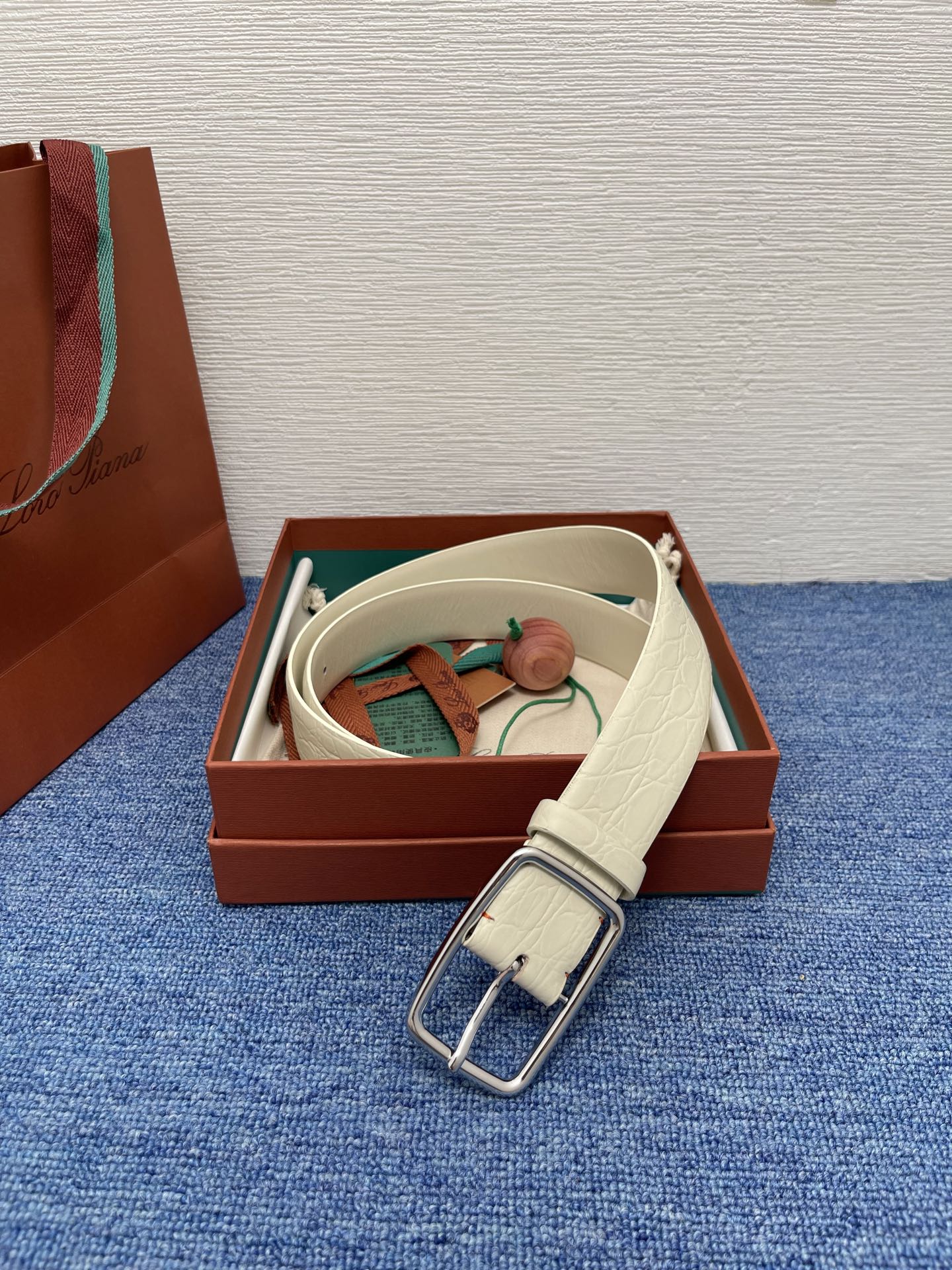 品牌：Loro Piana（诺悠翩雅）
正品尺寸经典男士休闲腰带，柔软alsavel制成，镀钯金属扣带有