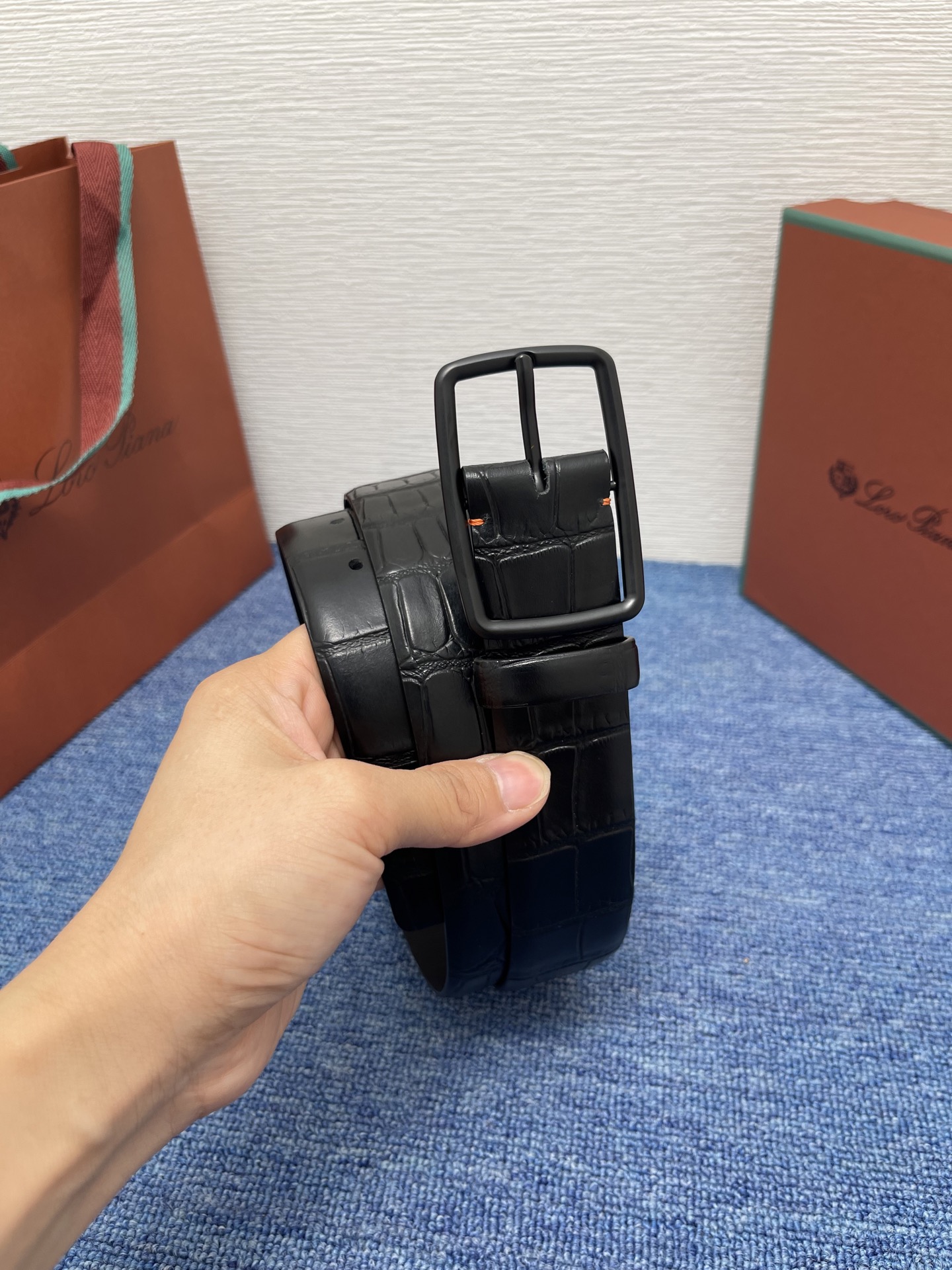 品牌：Loro Piana（诺悠翩雅）
正品尺寸经典男士休闲腰带，柔软alsavel制成，镀钯金属扣带有