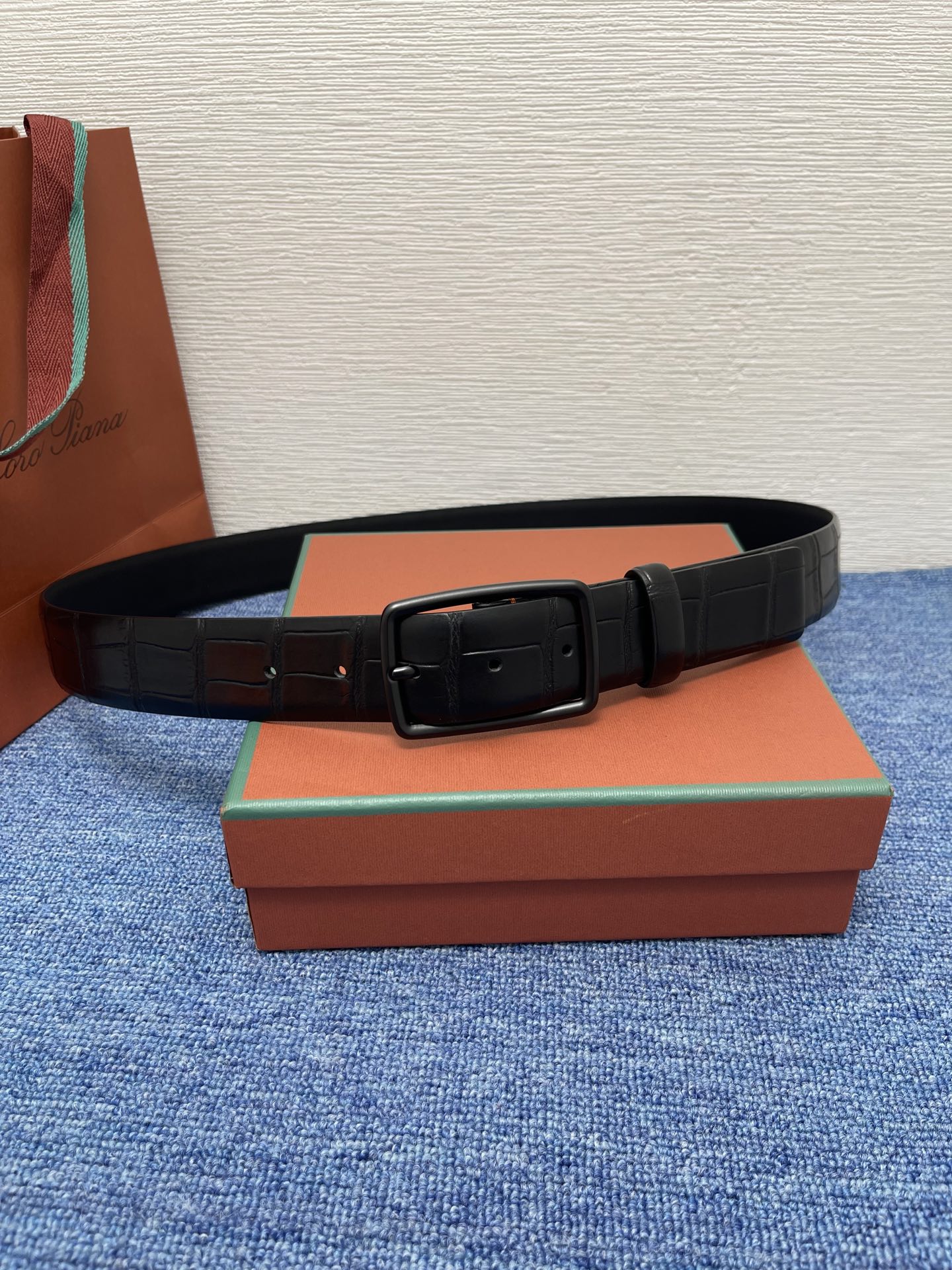 品牌：Loro Piana（诺悠翩雅）
正品尺寸经典男士休闲腰带，柔软alsavel制成，镀钯金属扣带有
