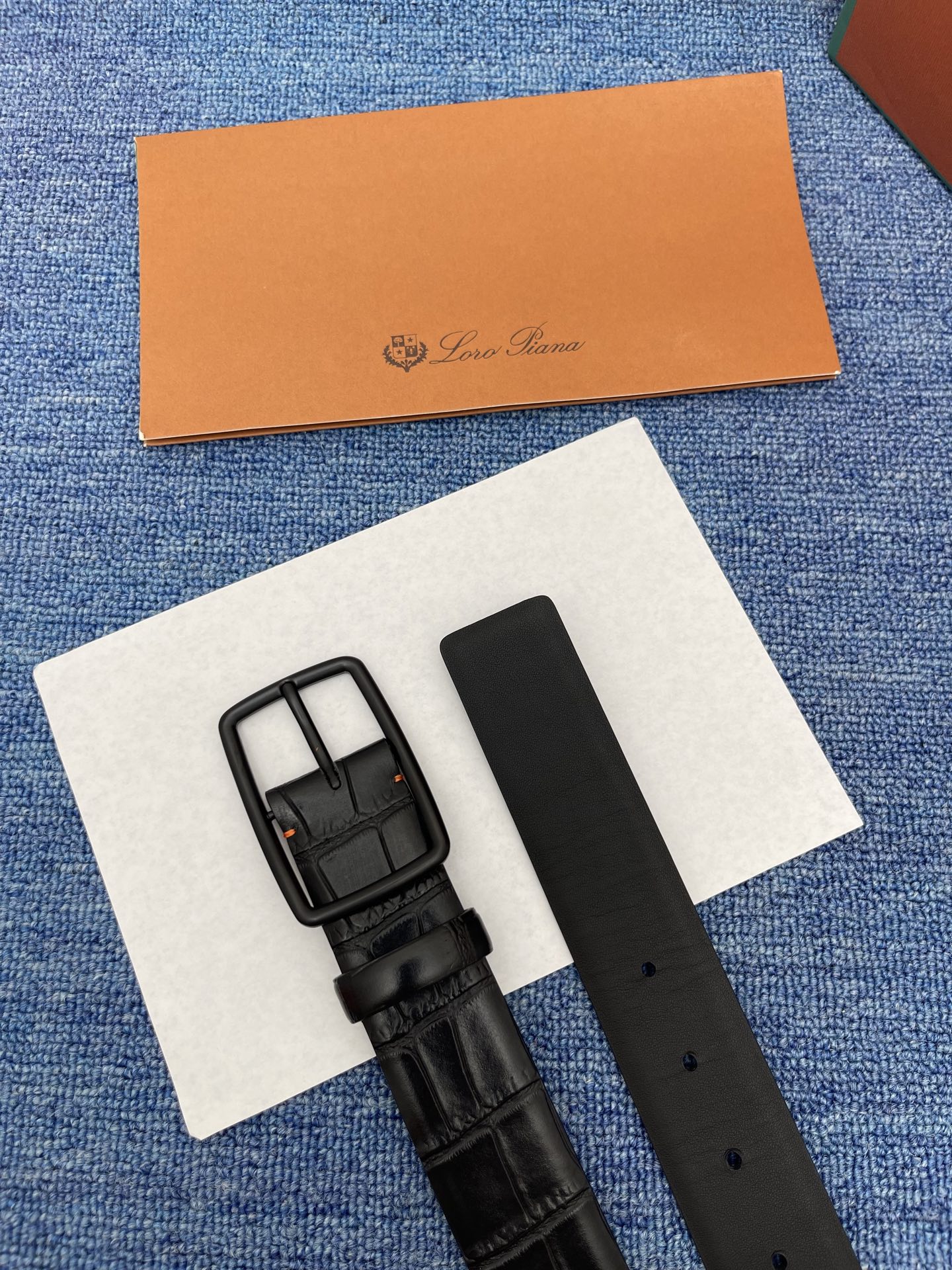 品牌：Loro Piana（诺悠翩雅）
正品尺寸经典男士休闲腰带，柔软alsavel制成，镀钯金属扣带有
