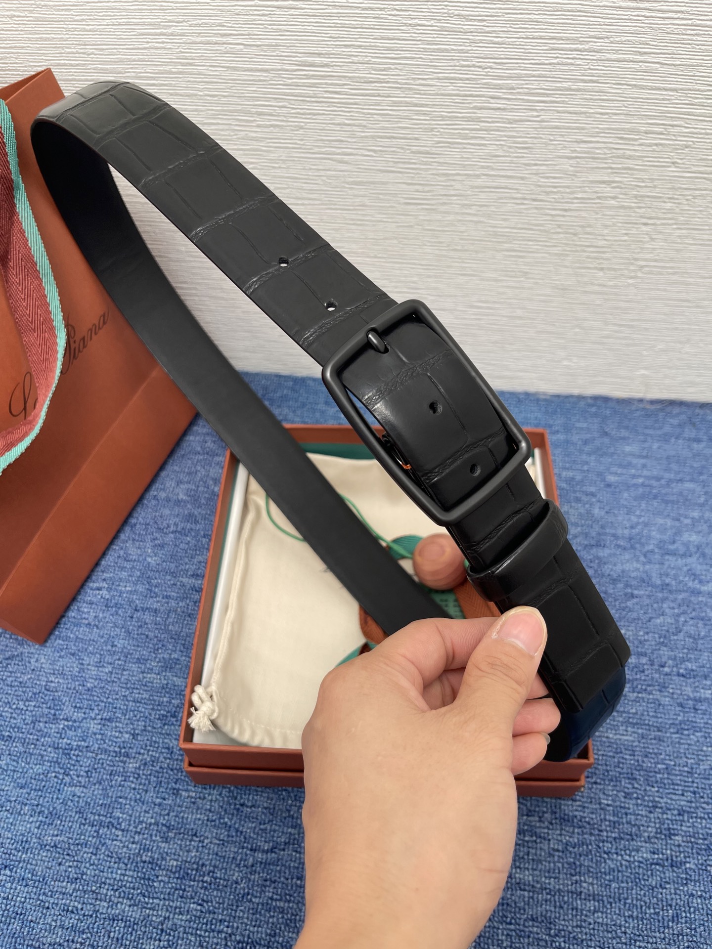 品牌：Loro Piana（诺悠翩雅）
正品尺寸经典男士休闲腰带，柔软alsavel制成，镀钯金属扣带有