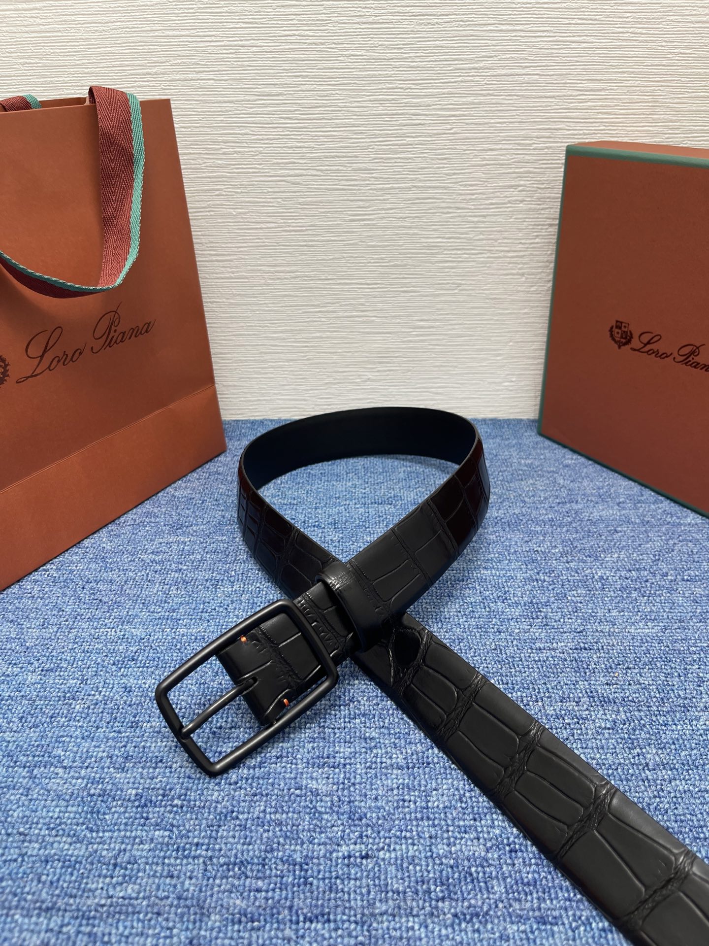 品牌：Loro Piana（诺悠翩雅）
正品尺寸经典男士休闲腰带，柔软alsavel制成，镀钯金属扣带有