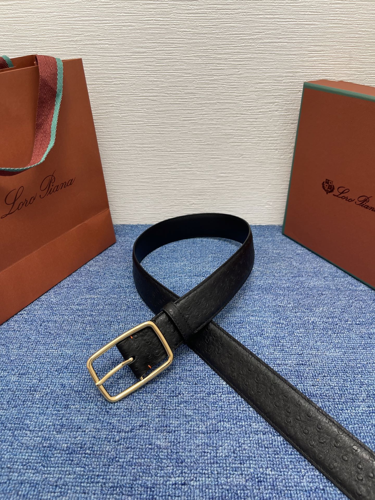 品牌：Loro Piana（诺悠翩雅）
正品尺寸经典男士休闲腰带，柔软alsavel制成，镀钯金属扣带有