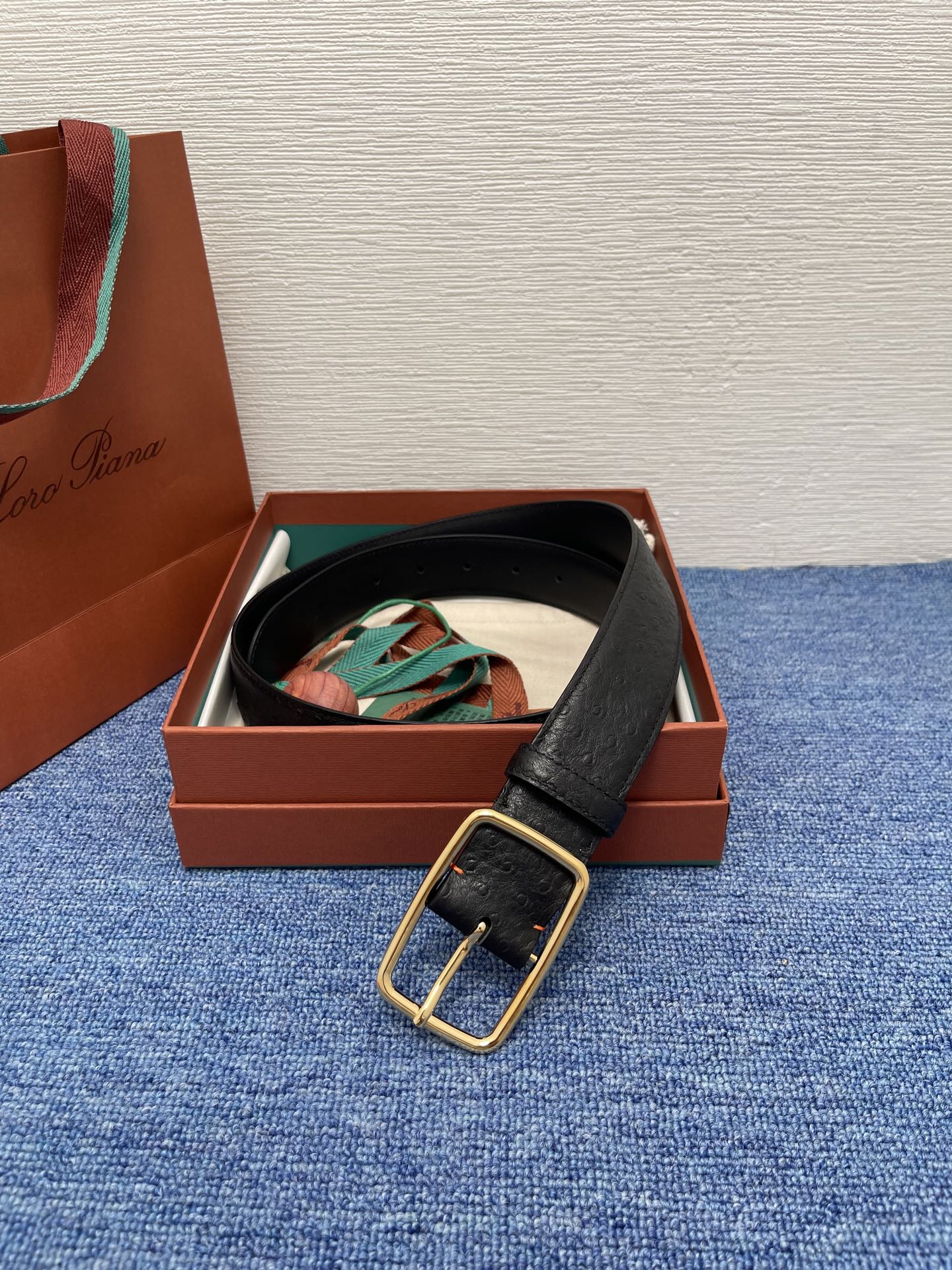 品牌：Loro Piana（诺悠翩雅）
正品尺寸经典男士休闲腰带，柔软alsavel制成，镀钯金属扣带有