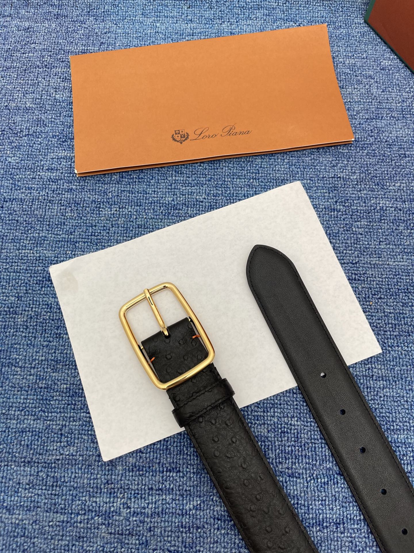 品牌：Loro Piana（诺悠翩雅）
正品尺寸经典男士休闲腰带，柔软alsavel制成，镀钯金属扣带有