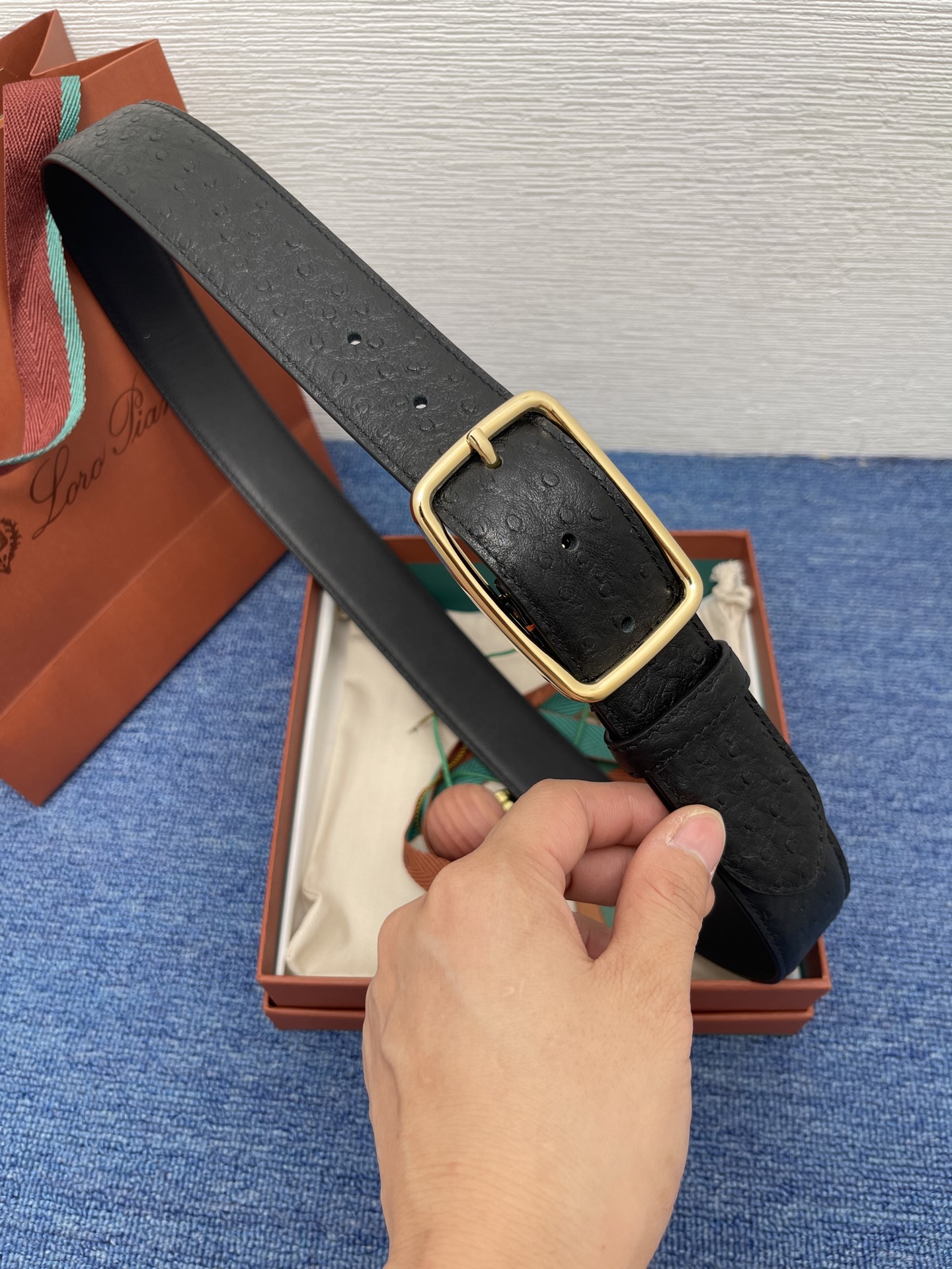 品牌：Loro Piana（诺悠翩雅）
正品尺寸经典男士休闲腰带，柔软alsavel制成，镀钯金属扣带有