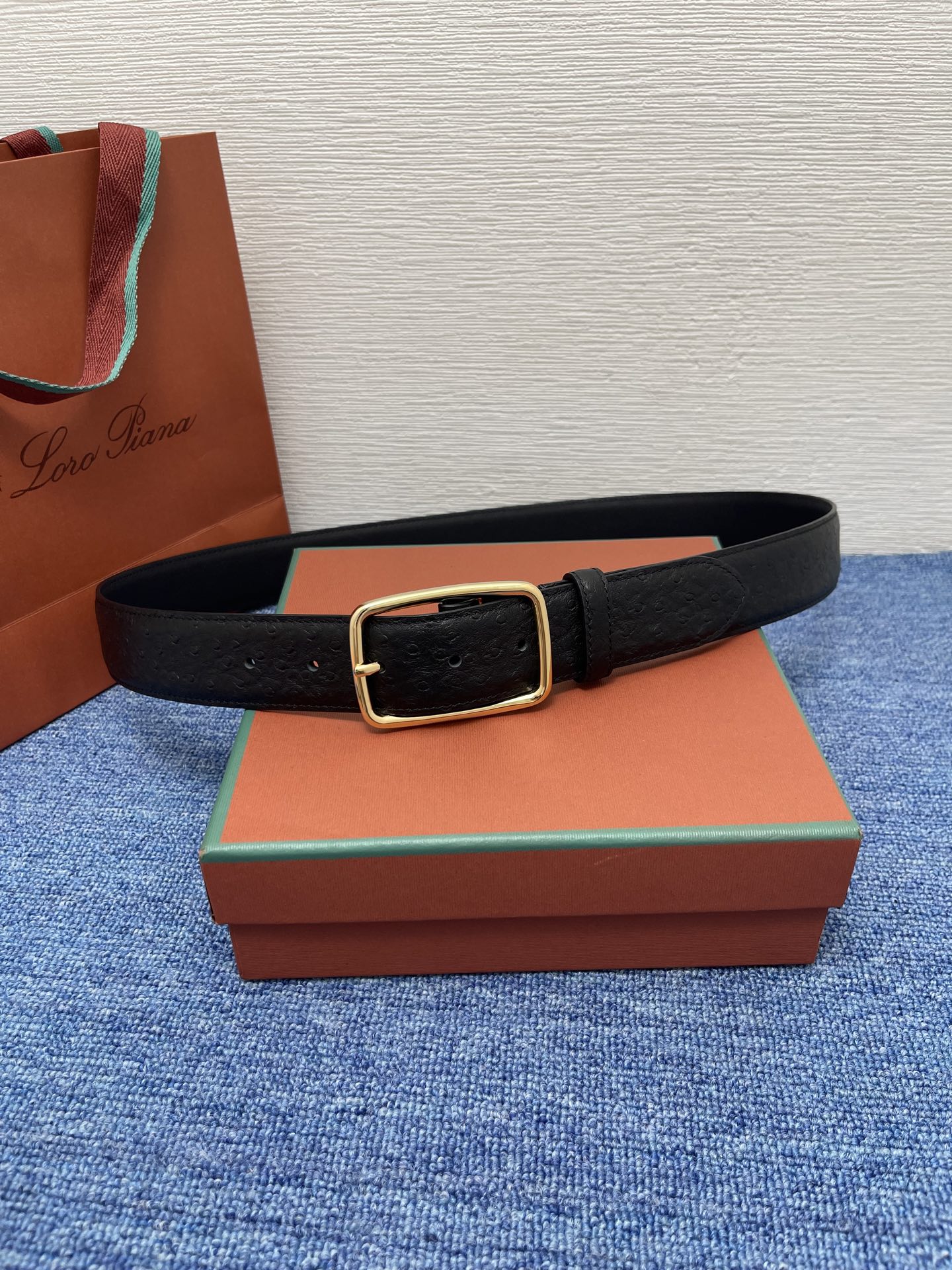 品牌：Loro Piana（诺悠翩雅）
正品尺寸经典男士休闲腰带，柔软alsavel制成，镀钯金属扣带有