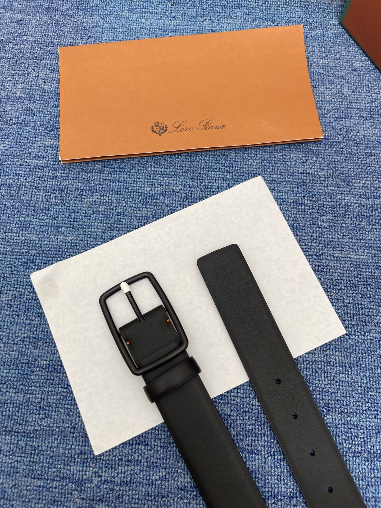 品牌：Loro Piana（诺悠翩雅）
正品尺寸经典男士休闲腰带，柔软alsavel制成，镀钯金属扣带有