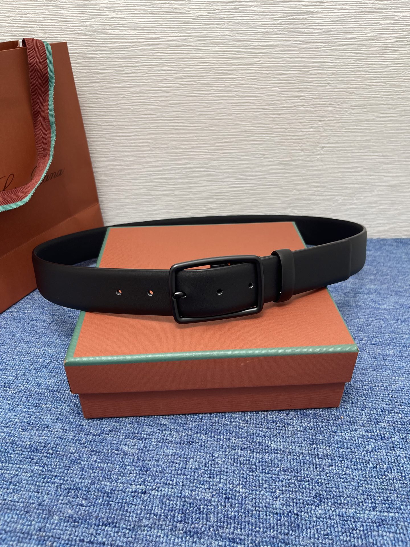品牌：Loro Piana（诺悠翩雅）
正品尺寸经典男士休闲腰带，柔软alsavel制成，镀钯金属扣带有