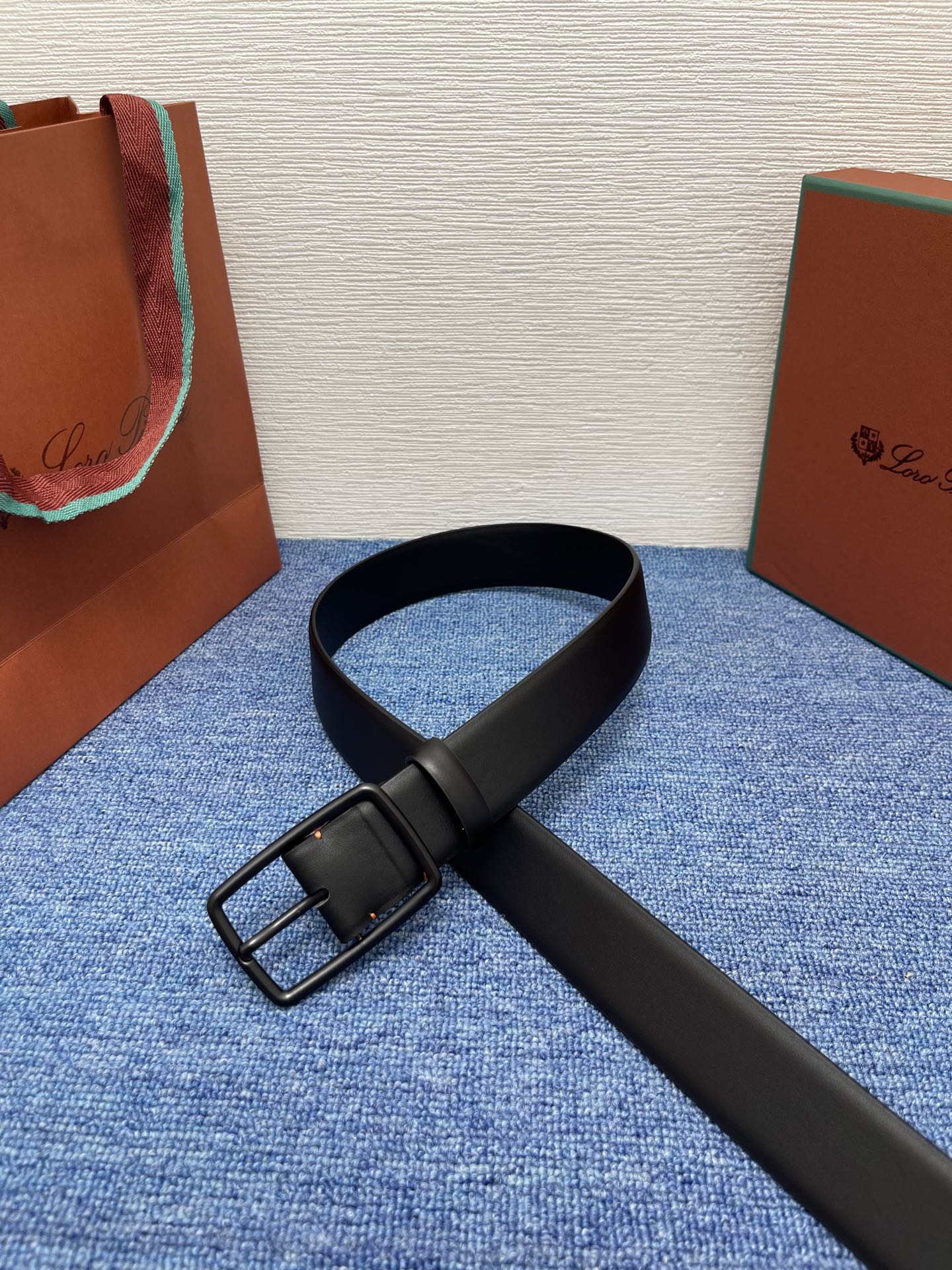 品牌：Loro Piana（诺悠翩雅）
正品尺寸经典男士休闲腰带，柔软alsavel制成，镀钯金属扣带有