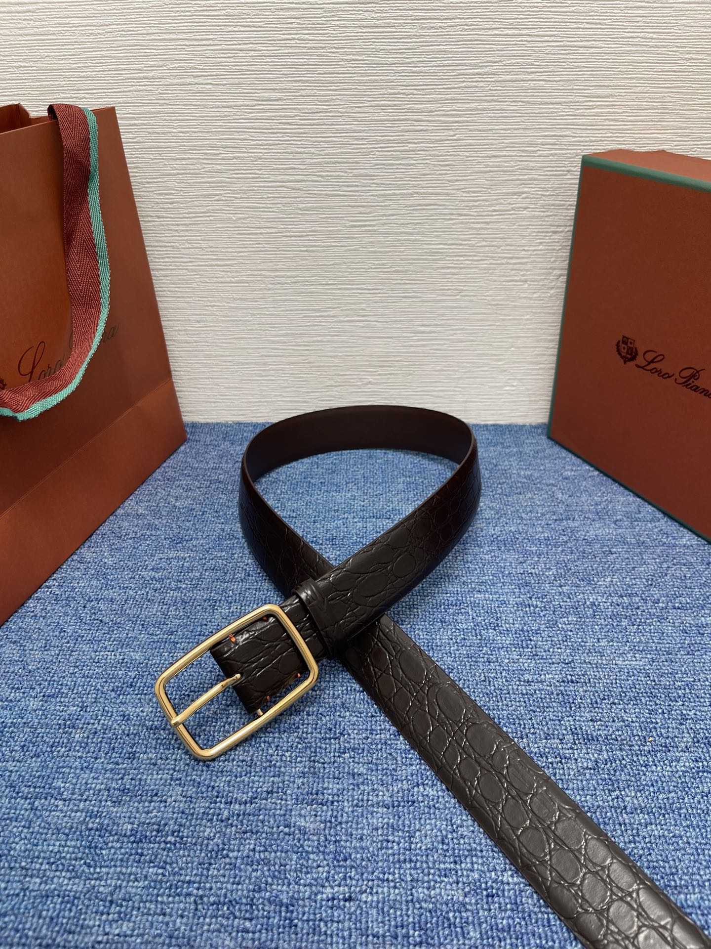 品牌：Loro Piana（诺悠翩雅）
正品尺寸经典男士休闲腰带，柔软alsavel制成，镀钯金属扣带有