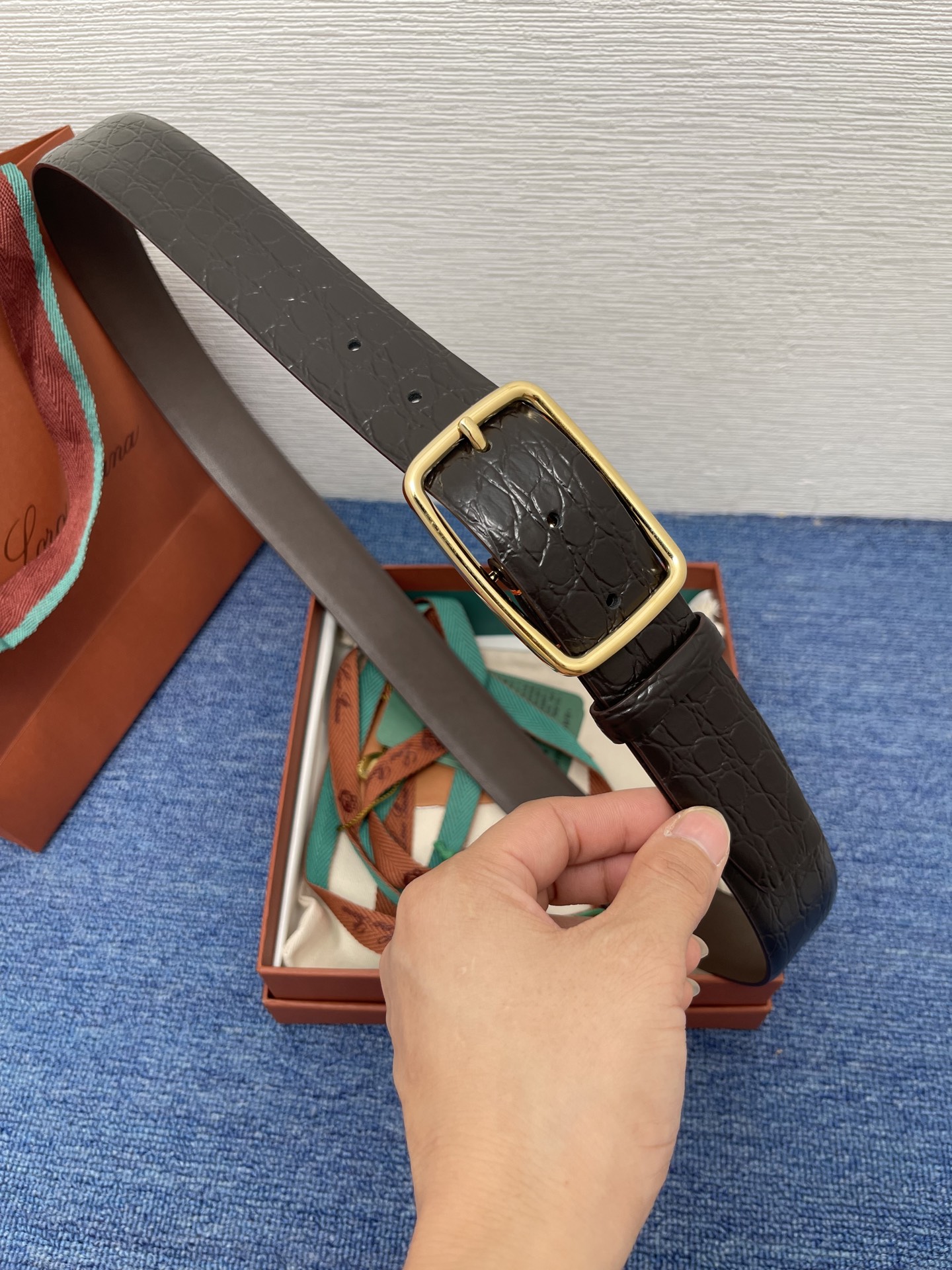品牌：Loro Piana（诺悠翩雅）
正品尺寸经典男士休闲腰带，柔软alsavel制成，镀钯金属扣带有