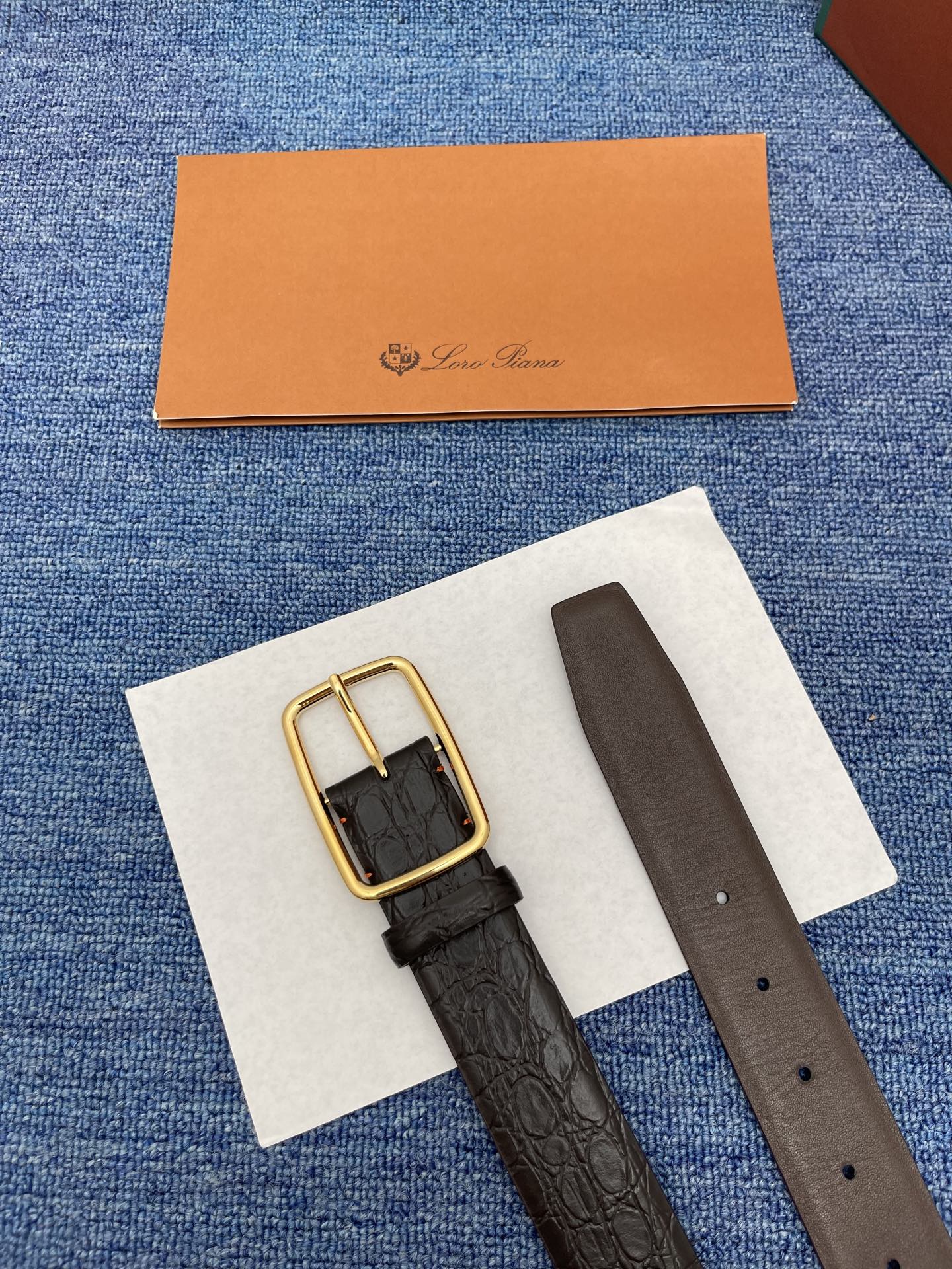 品牌：Loro Piana（诺悠翩雅）
正品尺寸经典男士休闲腰带，柔软alsavel制成，镀钯金属扣带有