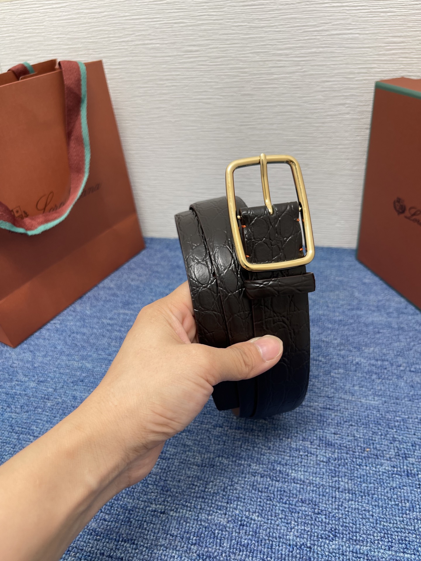 品牌：Loro Piana（诺悠翩雅）
正品尺寸经典男士休闲腰带，柔软alsavel制成，镀钯金属扣带有