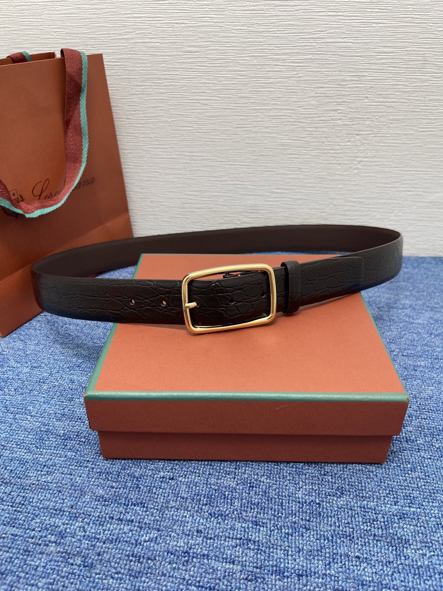 品牌：Loro Piana（诺悠翩雅）
正品尺寸经典男士休闲腰带，柔软alsavel制成，镀钯金属扣带有
