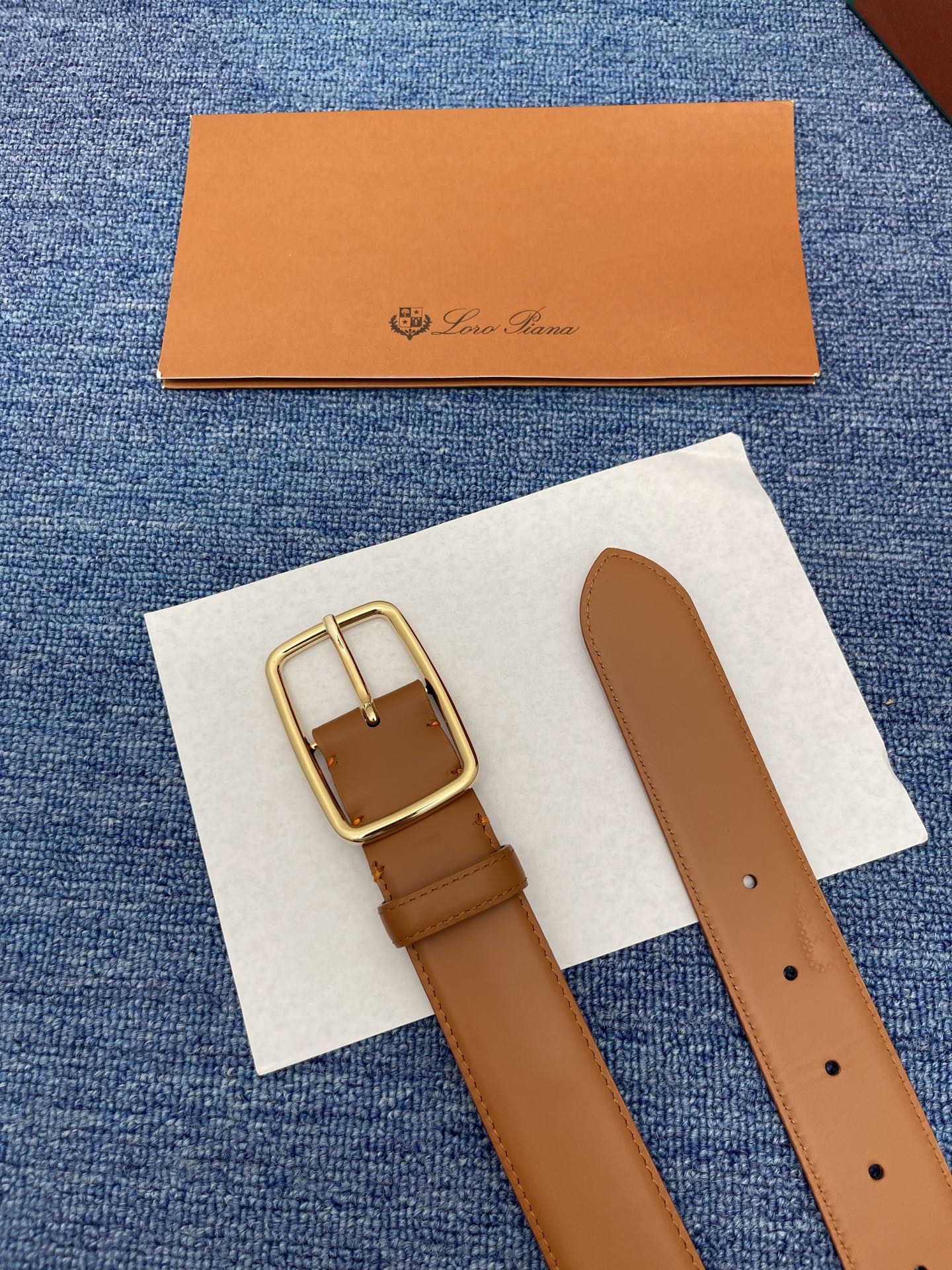 品牌：Loro Piana（诺悠翩雅）
正品尺寸经典男士休闲腰带，柔软alsavel制成，镀钯金属扣带有