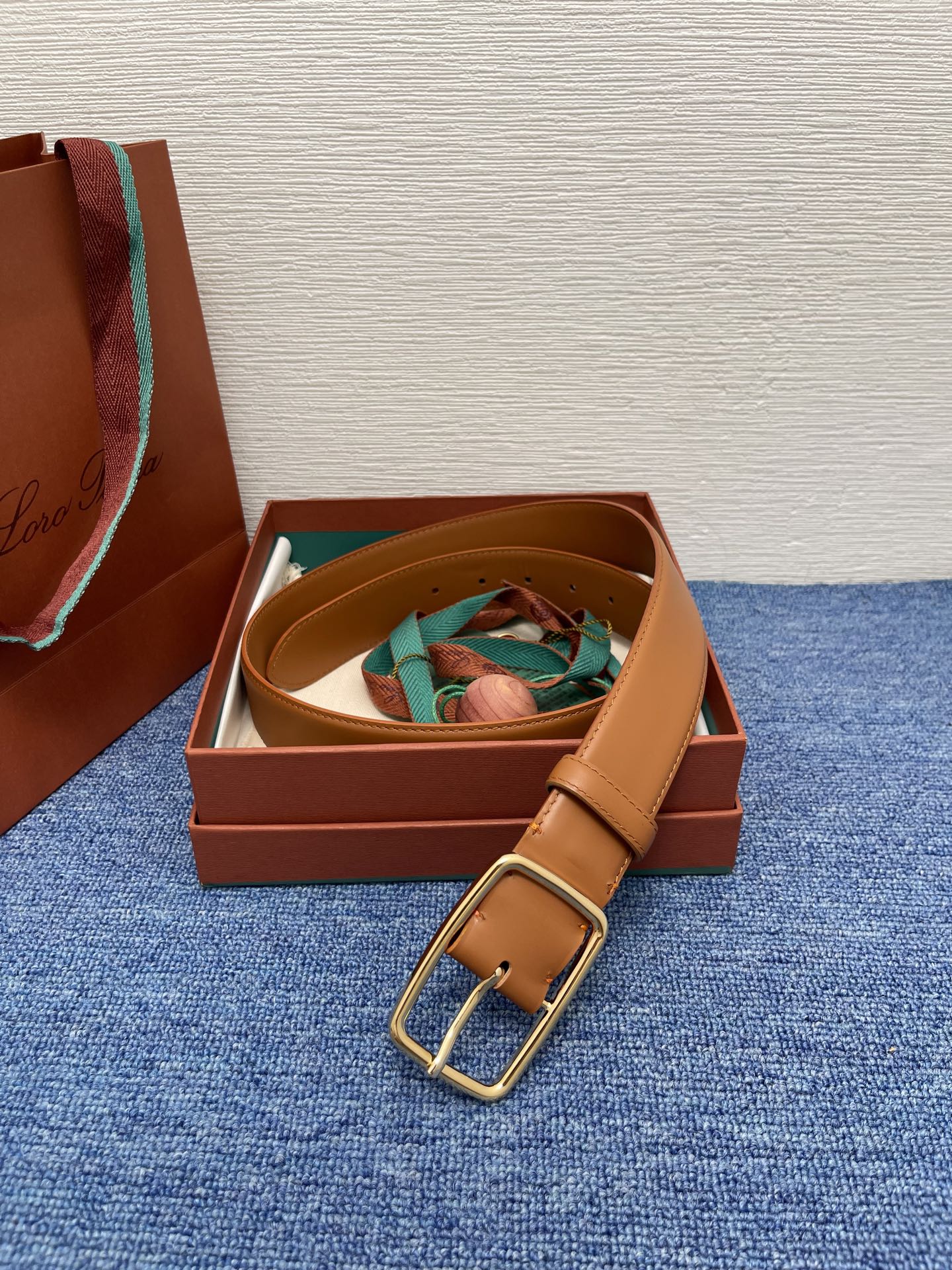 品牌：Loro Piana（诺悠翩雅）
正品尺寸经典男士休闲腰带，柔软alsavel制成，镀钯金属扣带有