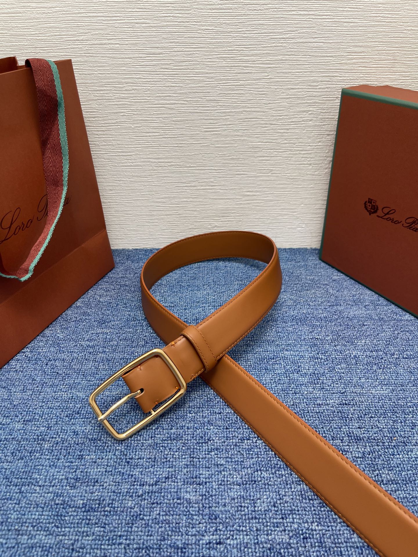 品牌：Loro Piana（诺悠翩雅）
正品尺寸经典男士休闲腰带，柔软alsavel制成，镀钯金属扣带有
