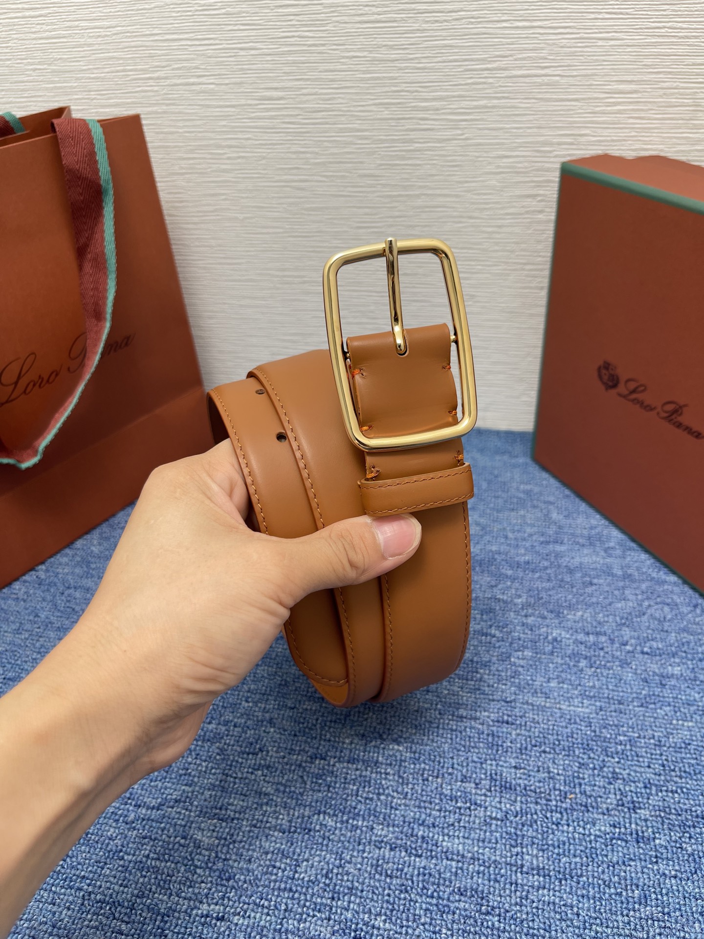 品牌：Loro Piana（诺悠翩雅）
正品尺寸经典男士休闲腰带，柔软alsavel制成，镀钯金属扣带有