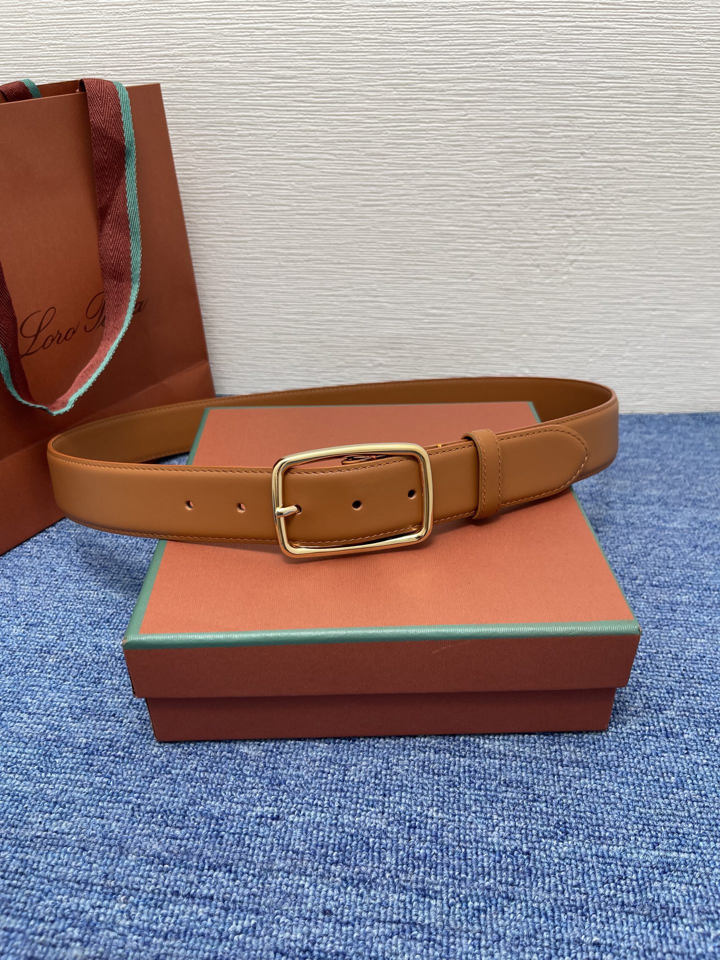 品牌：Loro Piana（诺悠翩雅）
正品尺寸经典男士休闲腰带，柔软alsavel制成，镀钯金属扣带有