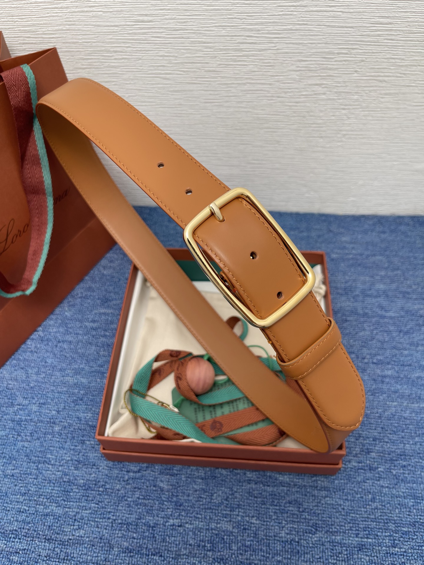 品牌：Loro Piana（诺悠翩雅）
正品尺寸经典男士休闲腰带，柔软alsavel制成，镀钯金属扣带有