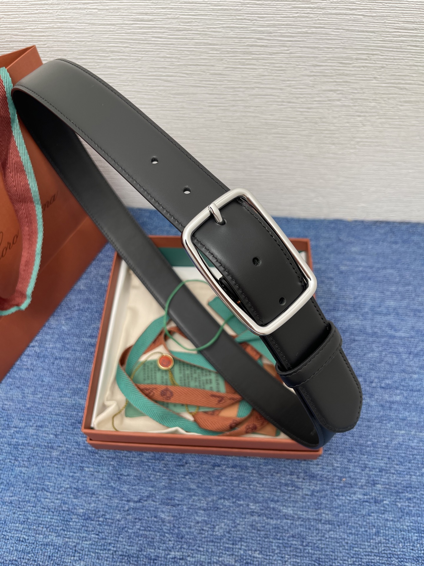 品牌：Loro Piana（诺悠翩雅）
正品尺寸经典男士休闲腰带，柔软alsavel制成，镀钯金属扣带有
