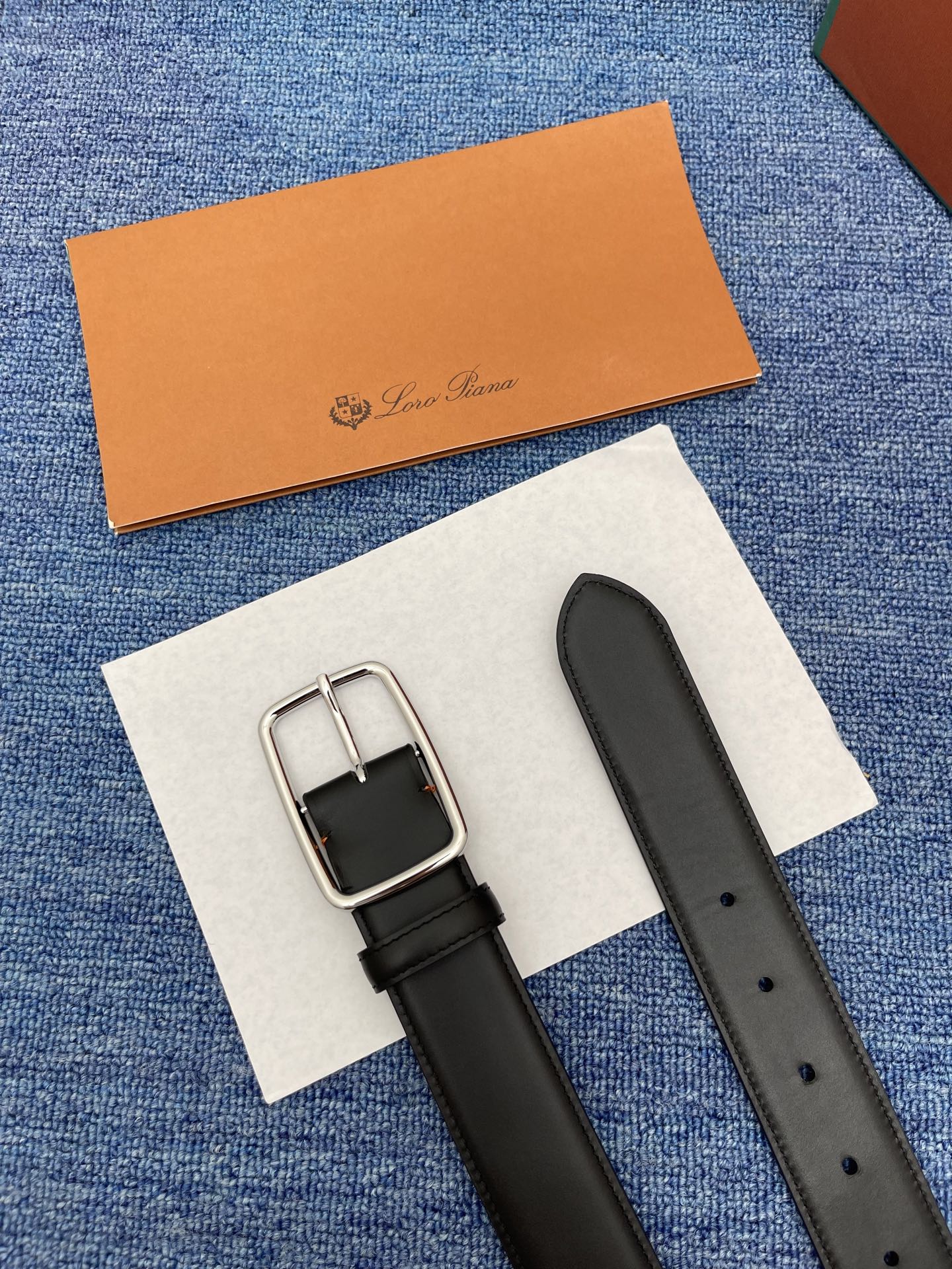 品牌：Loro Piana（诺悠翩雅）
正品尺寸经典男士休闲腰带，柔软alsavel制成，镀钯金属扣带有