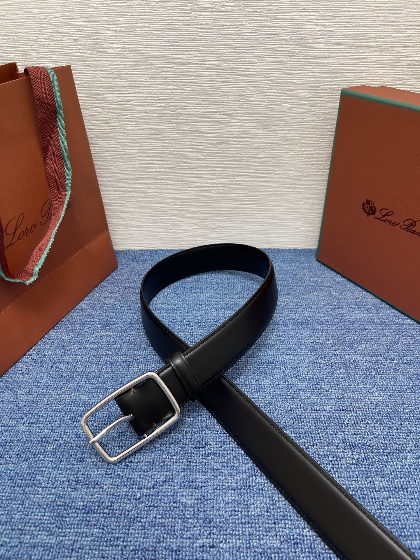 品牌：Loro Piana（诺悠翩雅）
正品尺寸经典男士休闲腰带，柔软alsavel制成，镀钯金属扣带有