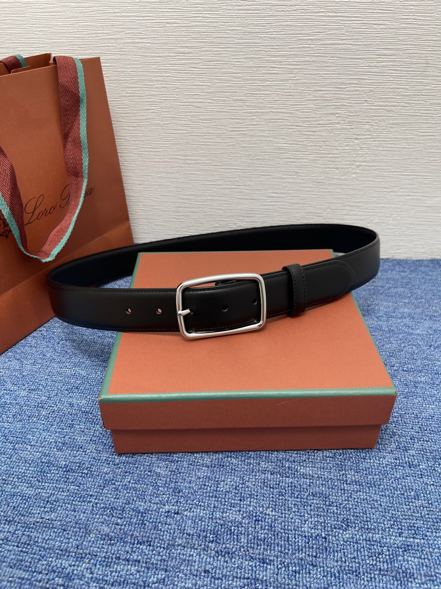 品牌：Loro Piana（诺悠翩雅）
正品尺寸经典男士休闲腰带，柔软alsavel制成，镀钯金属扣带有