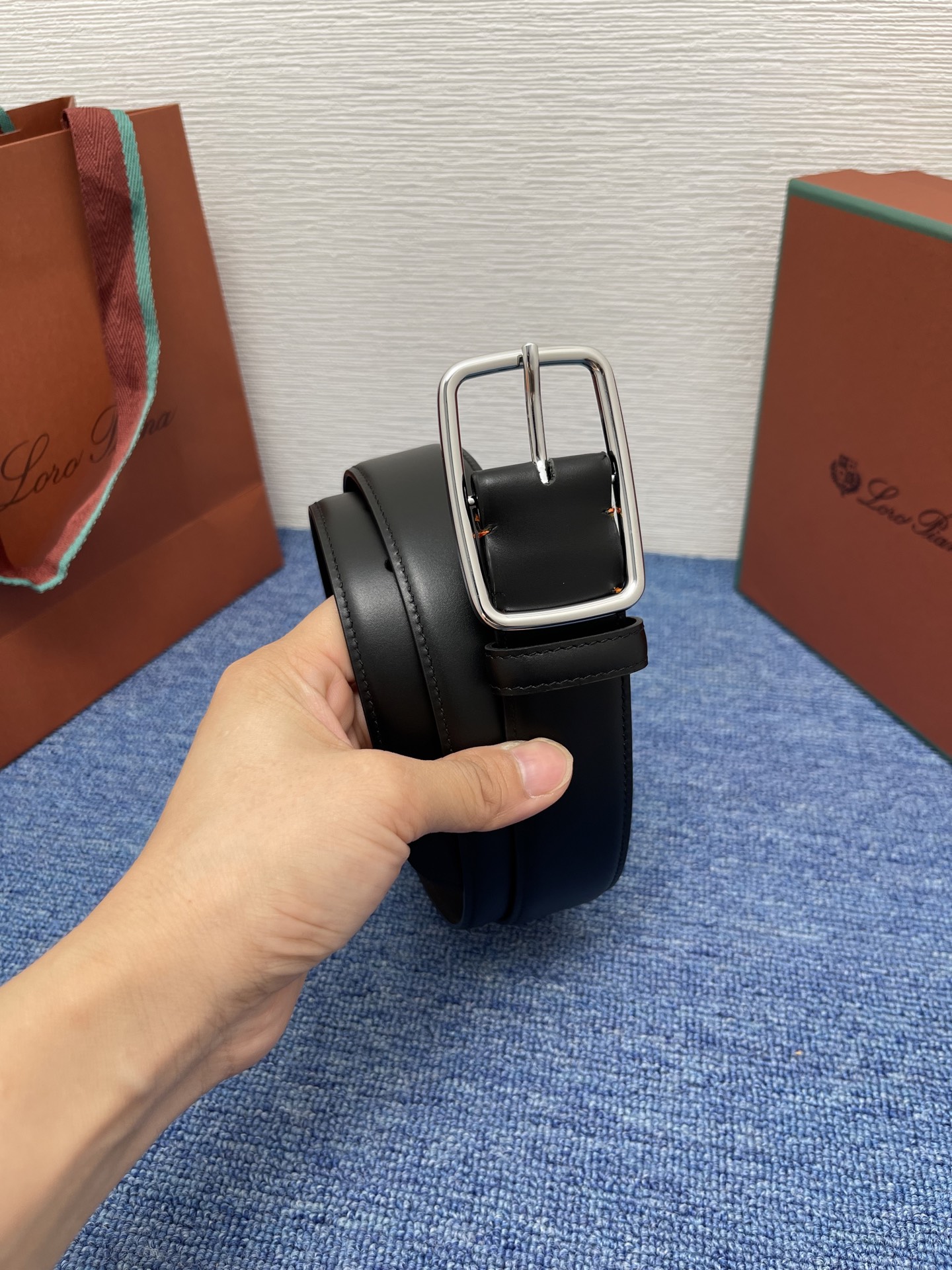 品牌：Loro Piana（诺悠翩雅）
正品尺寸经典男士休闲腰带，柔软alsavel制成，镀钯金属扣带有