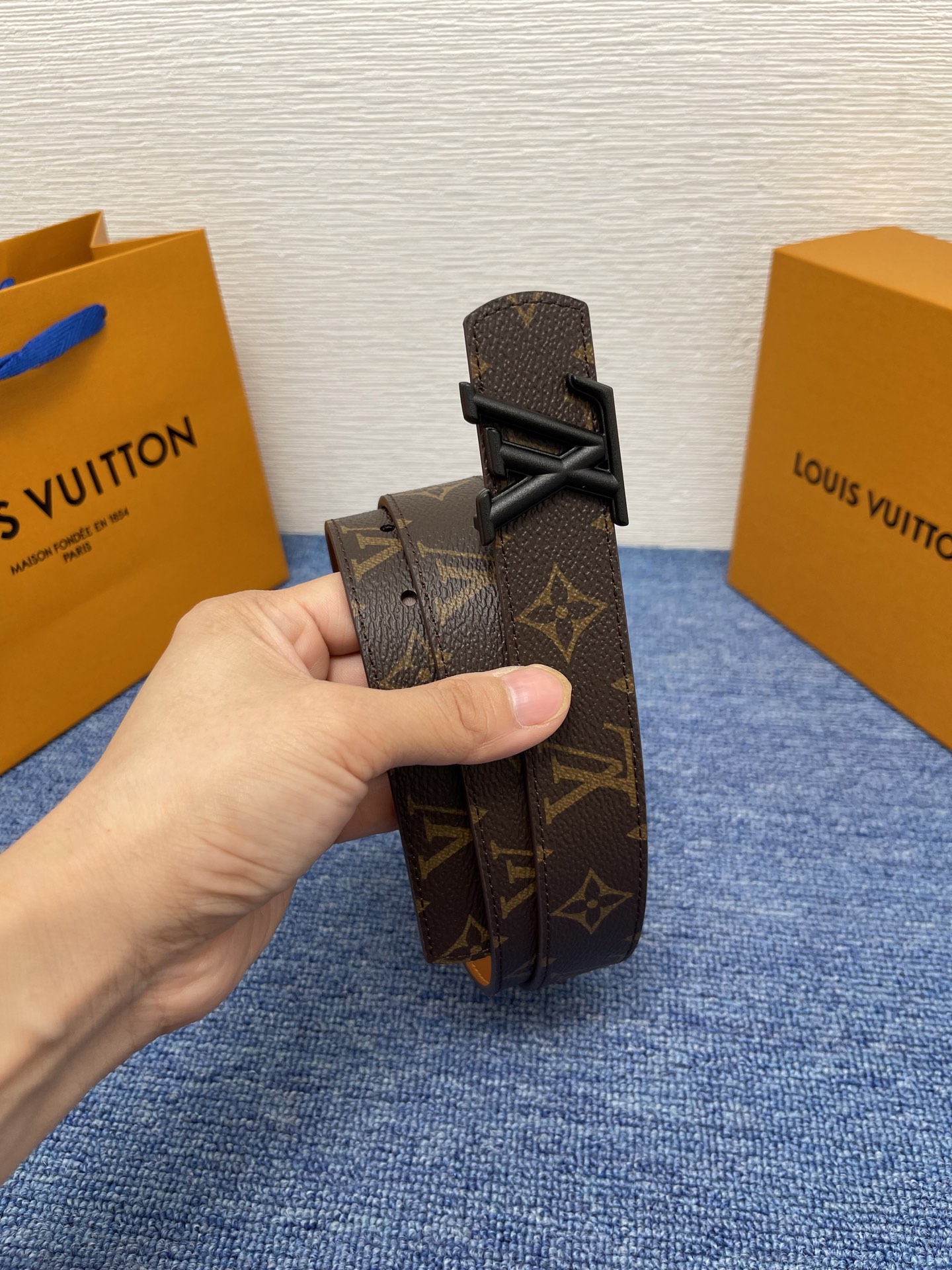 🔴 【品牌】LV  3．0cm 
🔴 【描述】这款饰有LV带扣的腰带配以水牛皮衬里，覆以Monogram