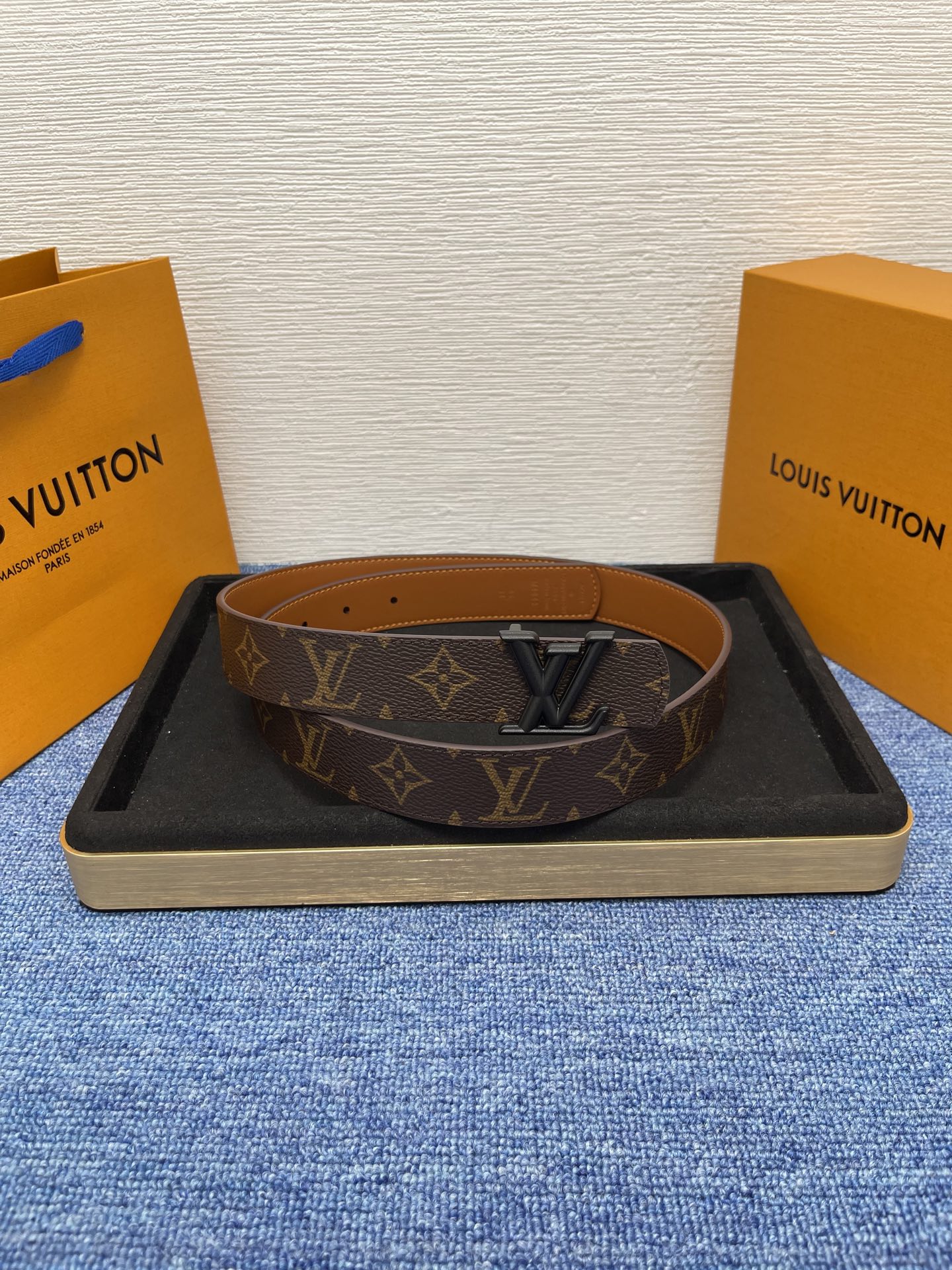 🔴 【品牌】LV  3．0cm 
🔴 【描述】这款饰有LV带扣的腰带配以水牛皮衬里，覆以Monogram