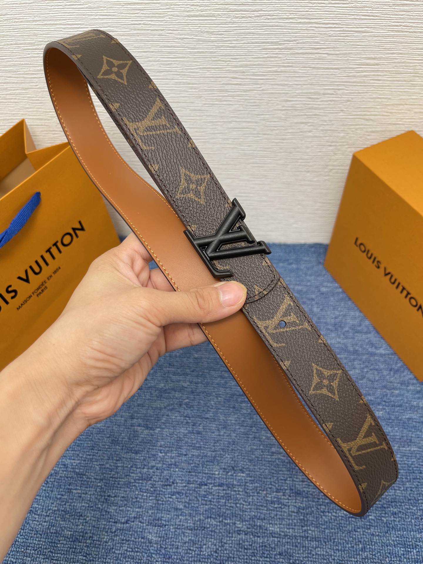 🔴 【品牌】LV  3．0cm 
🔴 【描述】这款饰有LV带扣的腰带配以水牛皮衬里，覆以Monogram