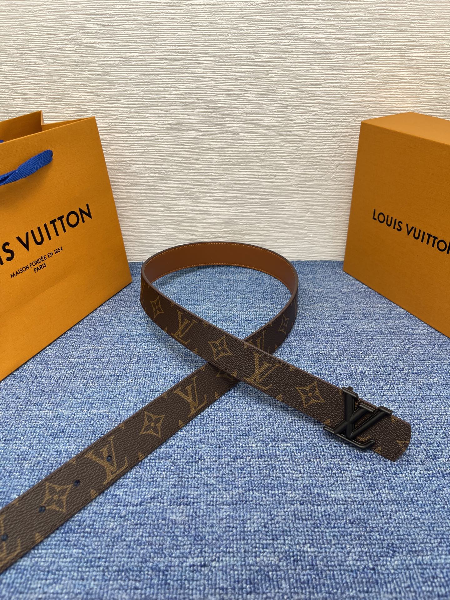 🔴 【品牌】LV  3．0cm 
🔴 【描述】这款饰有LV带扣的腰带配以水牛皮衬里，覆以Monogram
