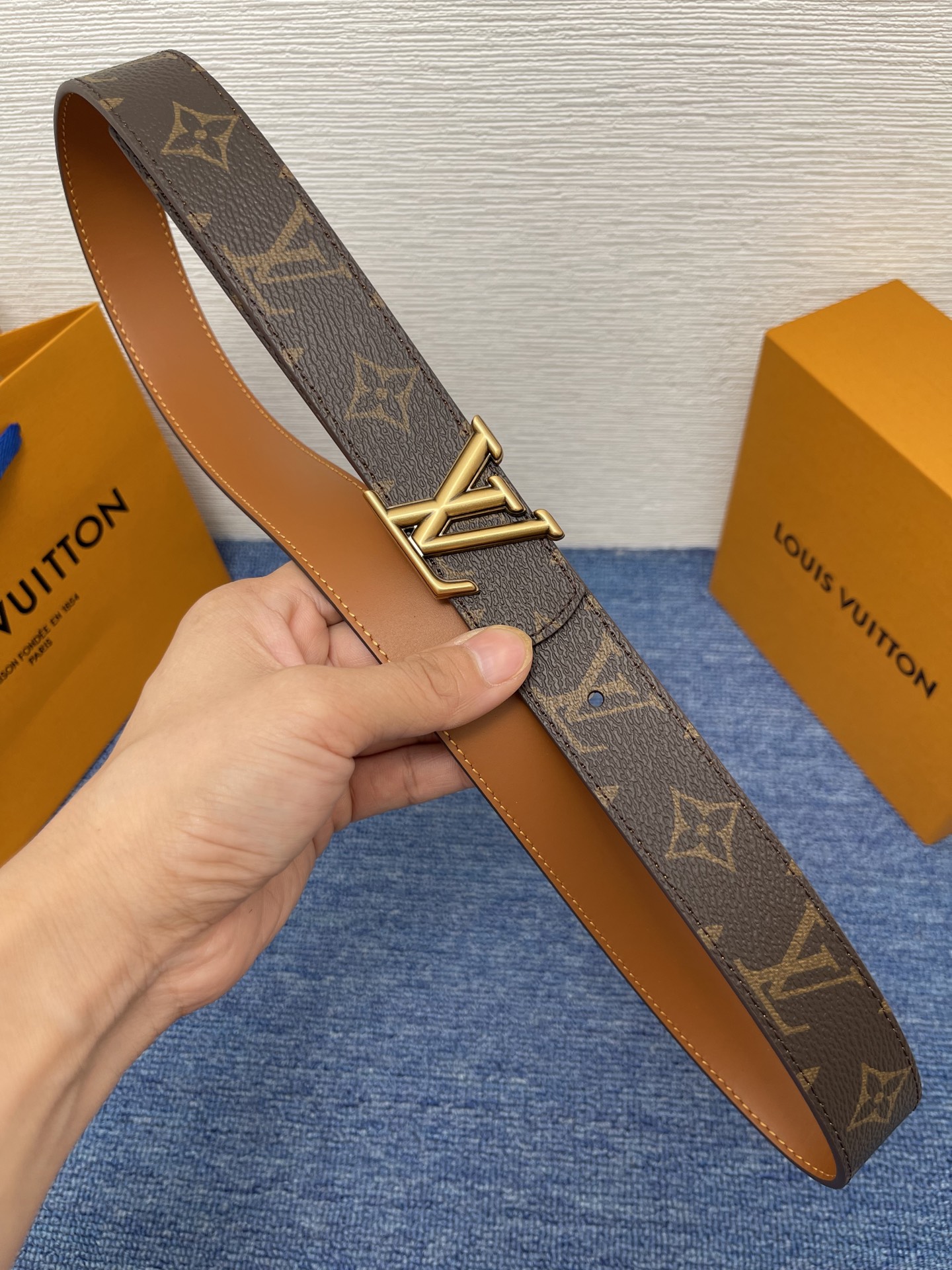 🔴 【品牌】LV  3．0cm 
🔴 【描述】这款饰有LV带扣的腰带配以水牛皮衬里，覆以Monogram