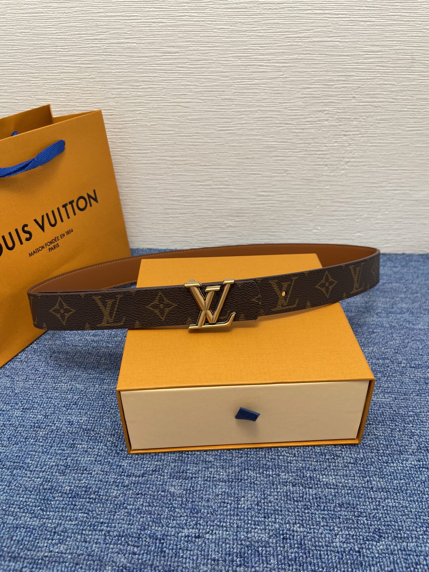 🔴 【品牌】LV  3．0cm 
🔴 【描述】这款饰有LV带扣的腰带配以水牛皮衬里，覆以Monogram