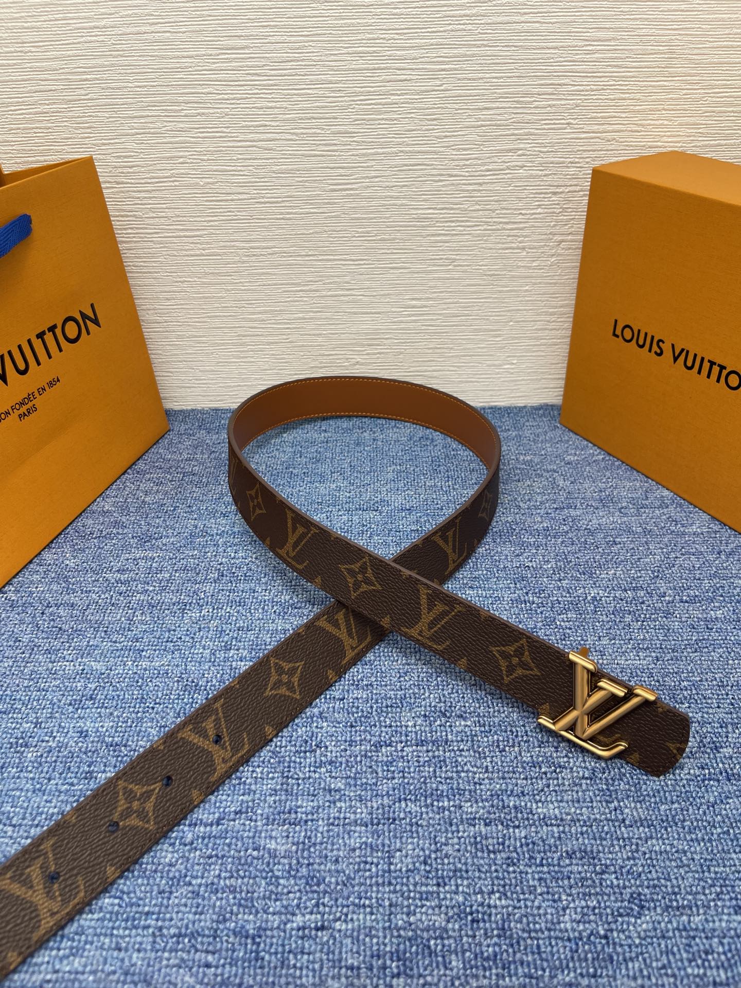 🔴 【品牌】LV  3．0cm 
🔴 【描述】这款饰有LV带扣的腰带配以水牛皮衬里，覆以Monogram