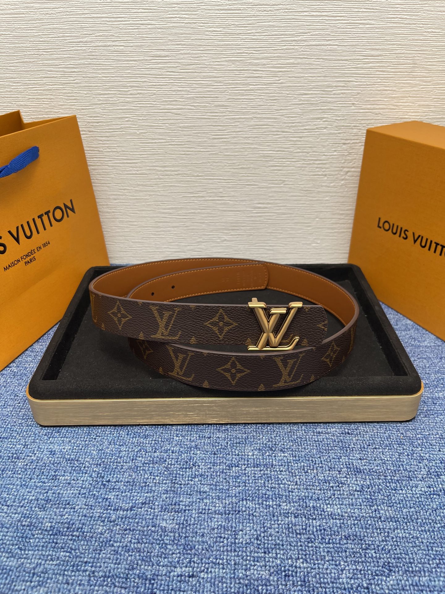🔴 【品牌】LV  3．0cm 
🔴 【描述】这款饰有LV带扣的腰带配以水牛皮衬里，覆以Monogram