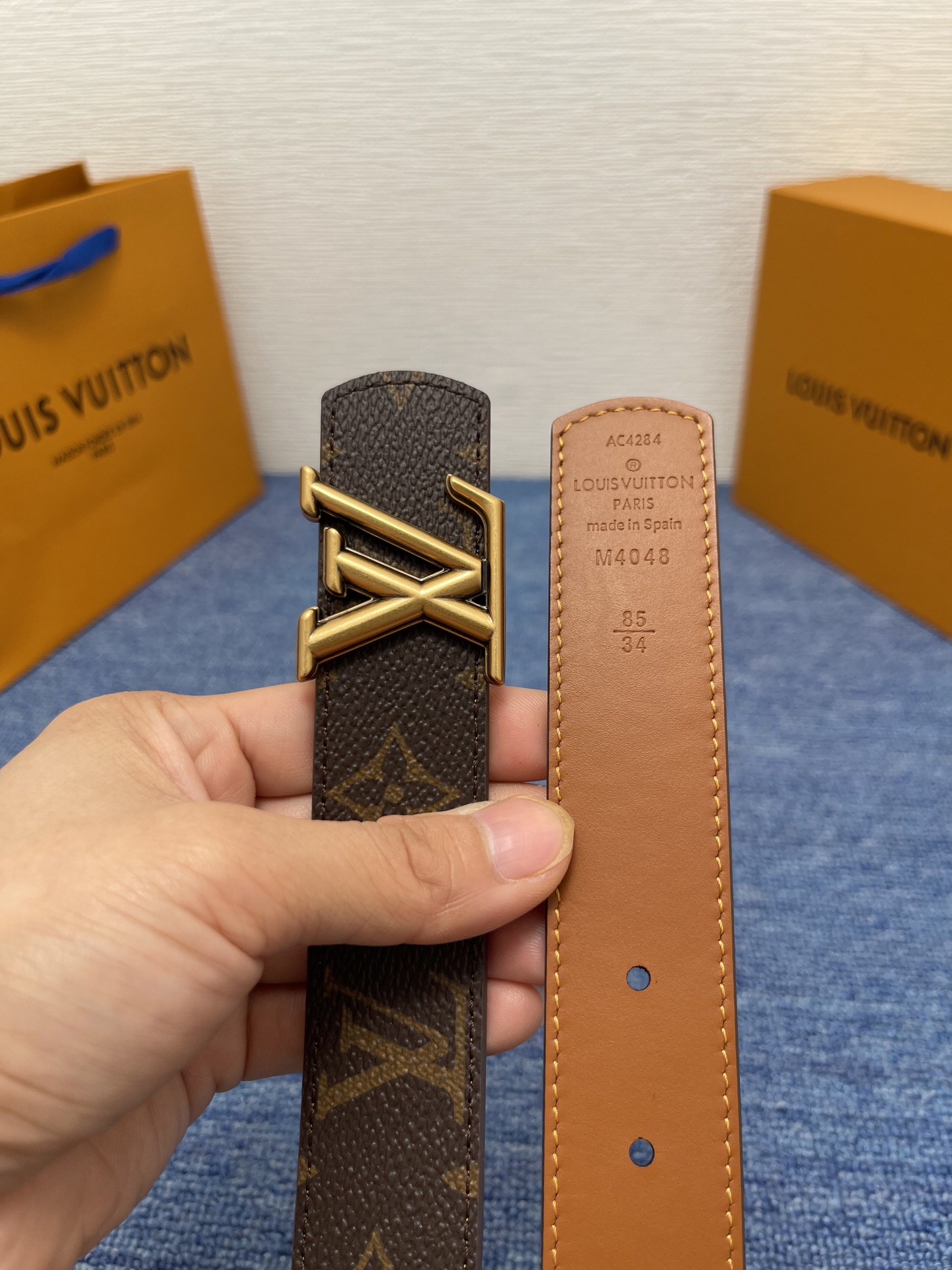 🔴 【品牌】LV  3．0cm 
🔴 【描述】这款饰有LV带扣的腰带配以水牛皮衬里，覆以Monogram