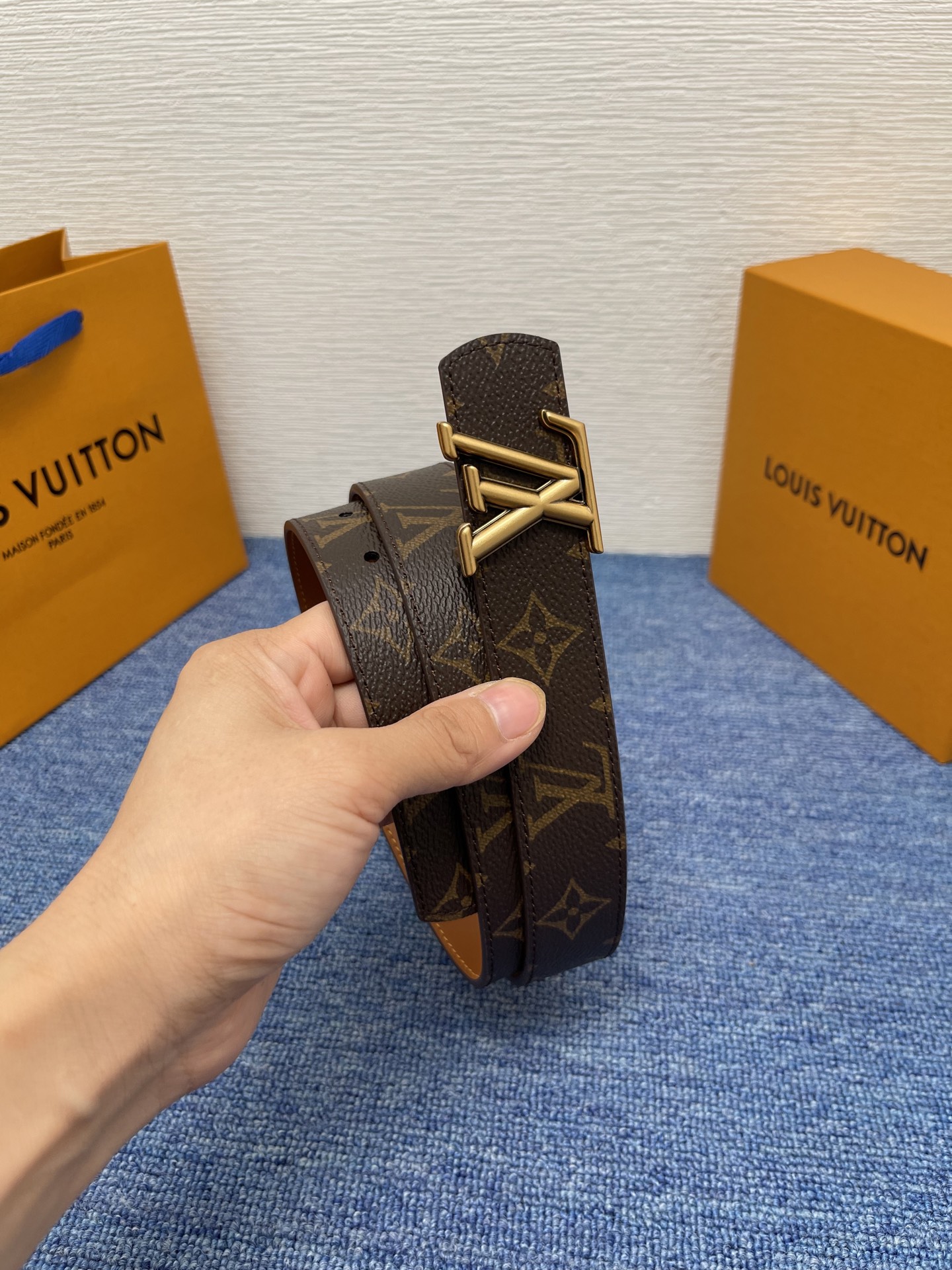 🔴 【品牌】LV  3．0cm 
🔴 【描述】这款饰有LV带扣的腰带配以水牛皮衬里，覆以Monogram