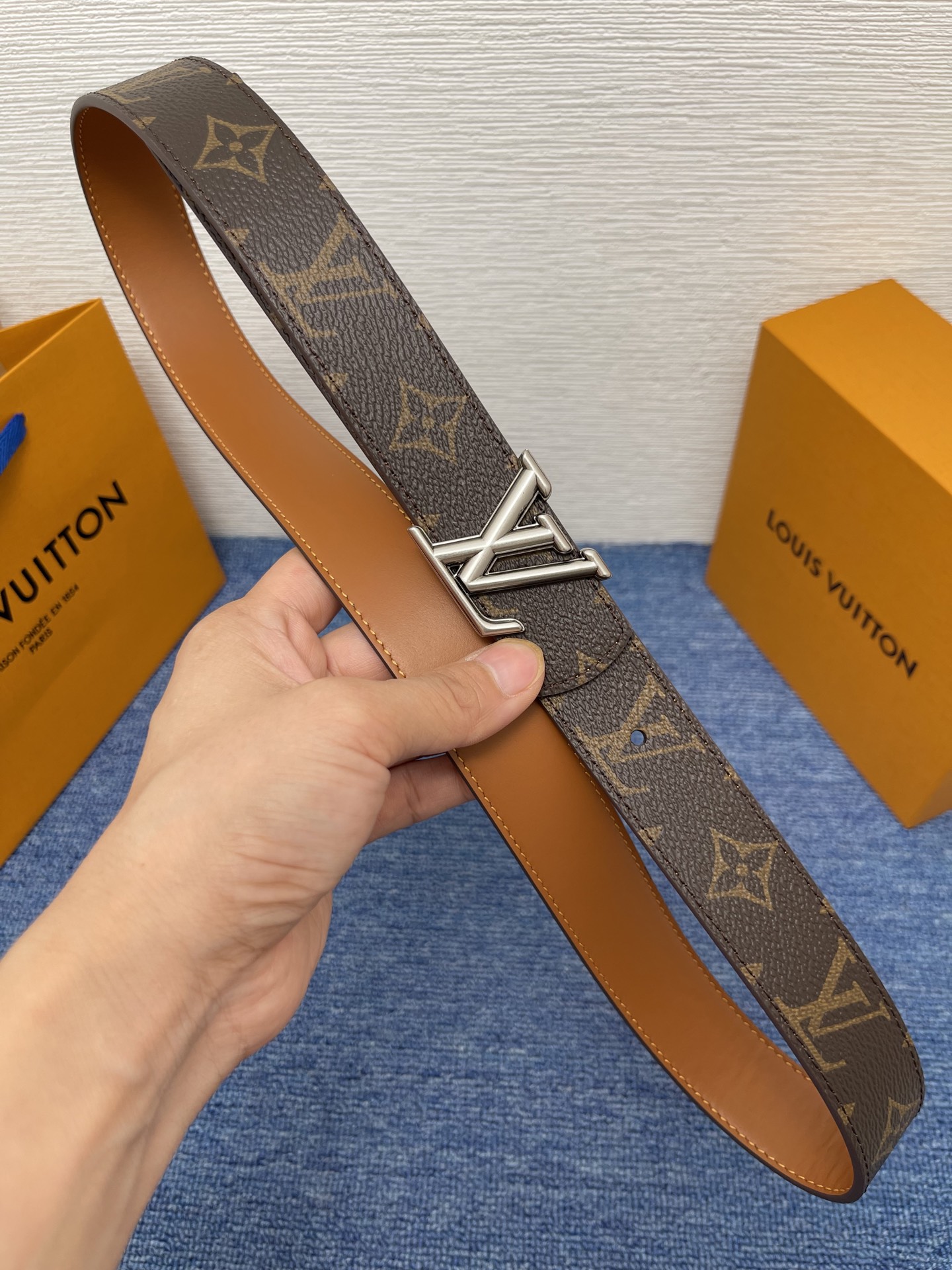 🔴 【品牌】LV  3．0cm 
🔴 【描述】这款饰有LV带扣的腰带配以水牛皮衬里，覆以Monogram